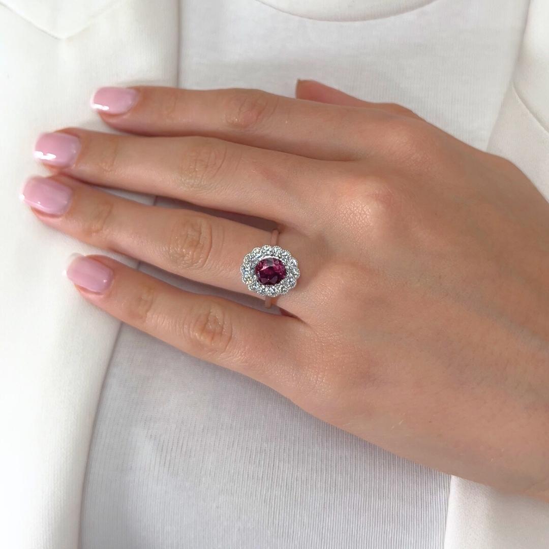 Whiting - Bague en or blanc 18k avec saphir et diamants de 3,18ct - Certifiée GIA

Cette bague à couper le souffle est ornée d'un saphir ovale d'un rose violacé de 2,58ct, qui rayonne d'élégance et de rareté. Serti dans de l'or blanc 18 carats