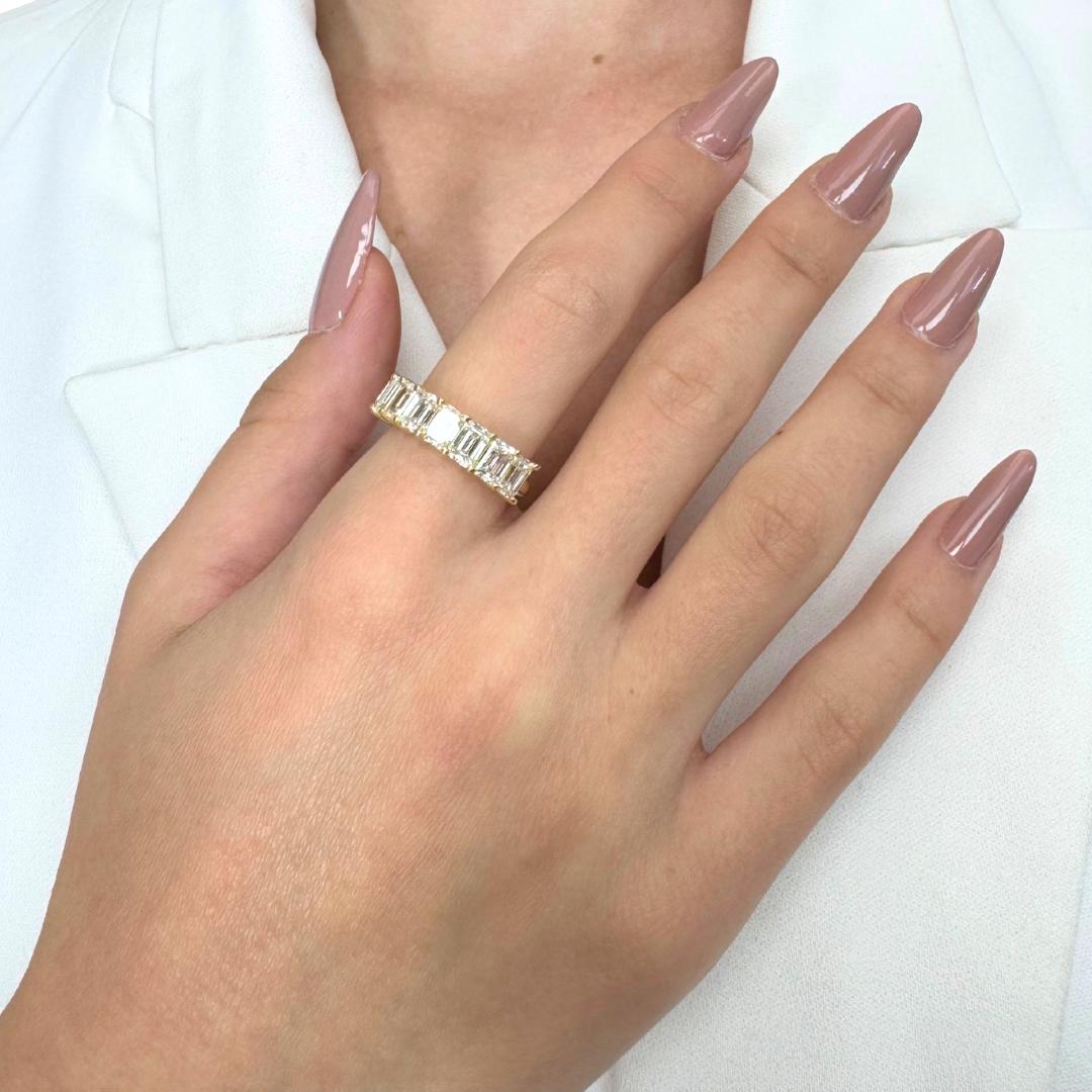 Superbe bague demi-éternité en or jaune 18 carats de 3,30 ct de diamants - certifié IGI

Cette remarquable bague en or jaune 18 carats est ornée de huit diamants taille émeraude d'une valeur totale de 3,30 carats, exhalant une élégance épurée et une