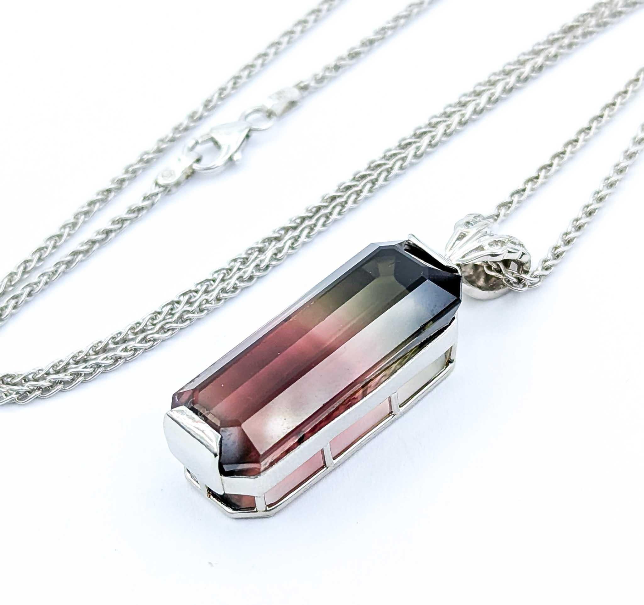 Contemporaneo Splendida collana con ciondolo di tormalina rosa e verde bi-colore da 34,54 carati in platino in vendita