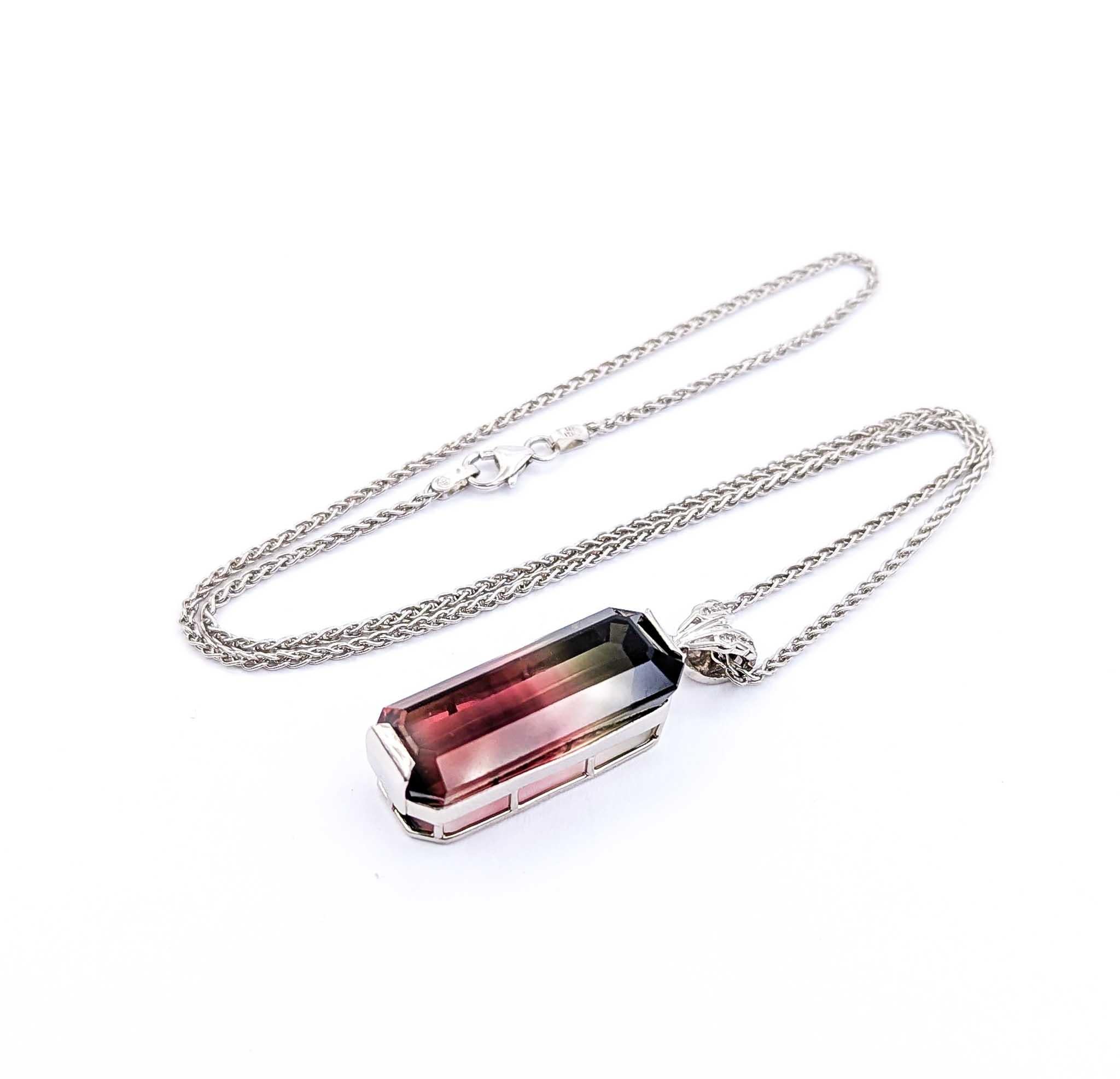 Taille émeraude Superbe collier à pendentifs en tourmaline rose et verte bicolore de 34,54ct en platine en vente