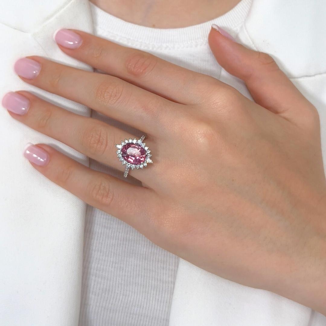 Whiting - Bague en or blanc 18 carats avec tourmaline et diamants de 3,49 ct - Certifiée GIA

Laissez-vous séduire par la beauté rare de cette tourmaline époustouflante de 2,96 carats, d'un rose violacé, qui rayonne d'élégance dans une taille ovale.