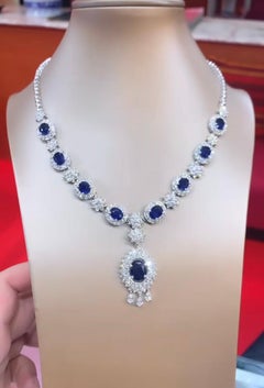 Certifié par l'AIG  Collier en or 18 carats avec saphirs de Ceylan 35,60 carats et diamants 12,28 carats