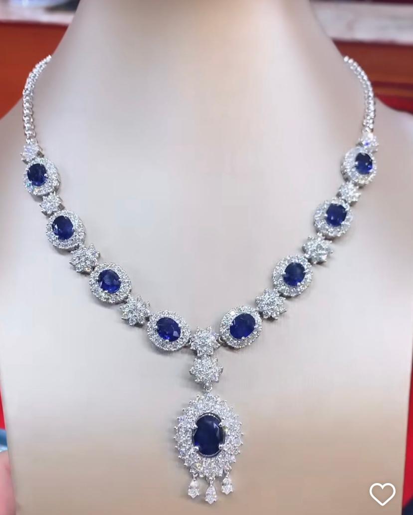 Oval Cut AIG Certified  35.60 Ct Ceylon Sapphires Diamonds 12.28 Ct 18k Gold Necklace For Sale