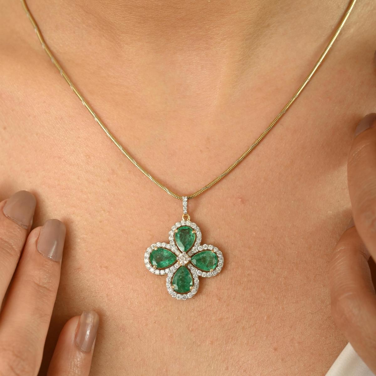 Atemberaubende 3,56ct Smaragd & Diamant Kleeblatt Anhänger in 18K Solid White Gold gemacht im Angebot 4
