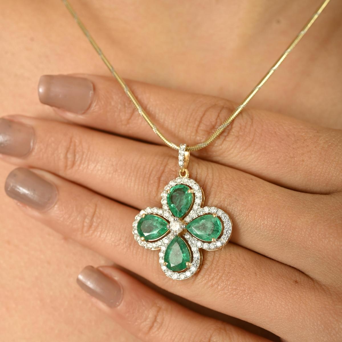 Atemberaubende 3,56ct Smaragd & Diamant Kleeblatt Anhänger in 18K Solid White Gold gemacht (Tropfenschliff) im Angebot