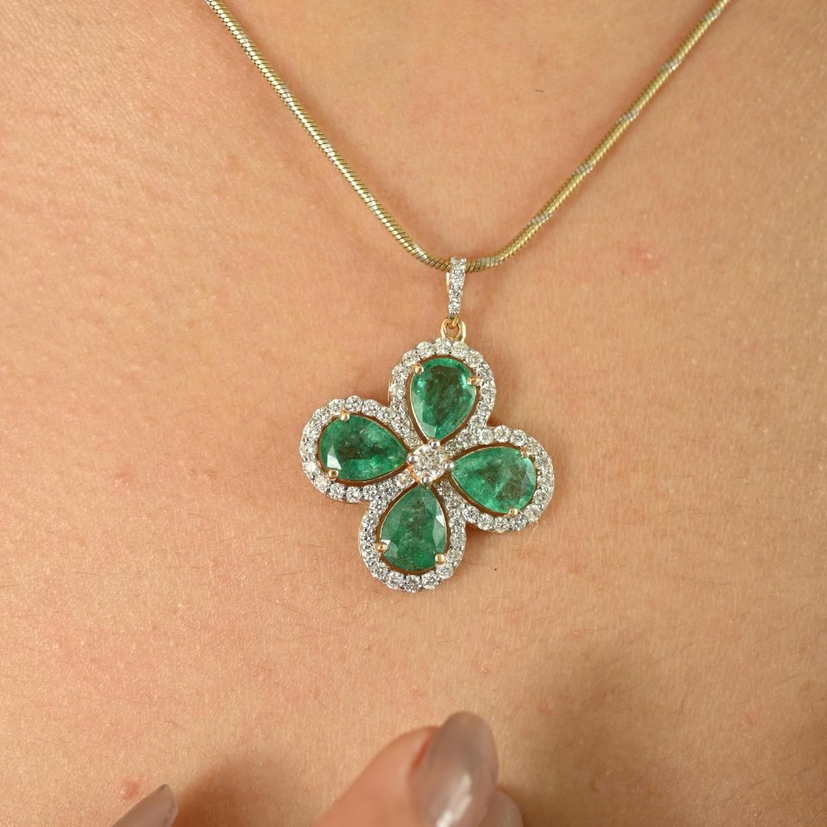 Atemberaubende 3,56ct Smaragd & Diamant Kleeblatt Anhänger in 18K Solid White Gold gemacht im Angebot 3