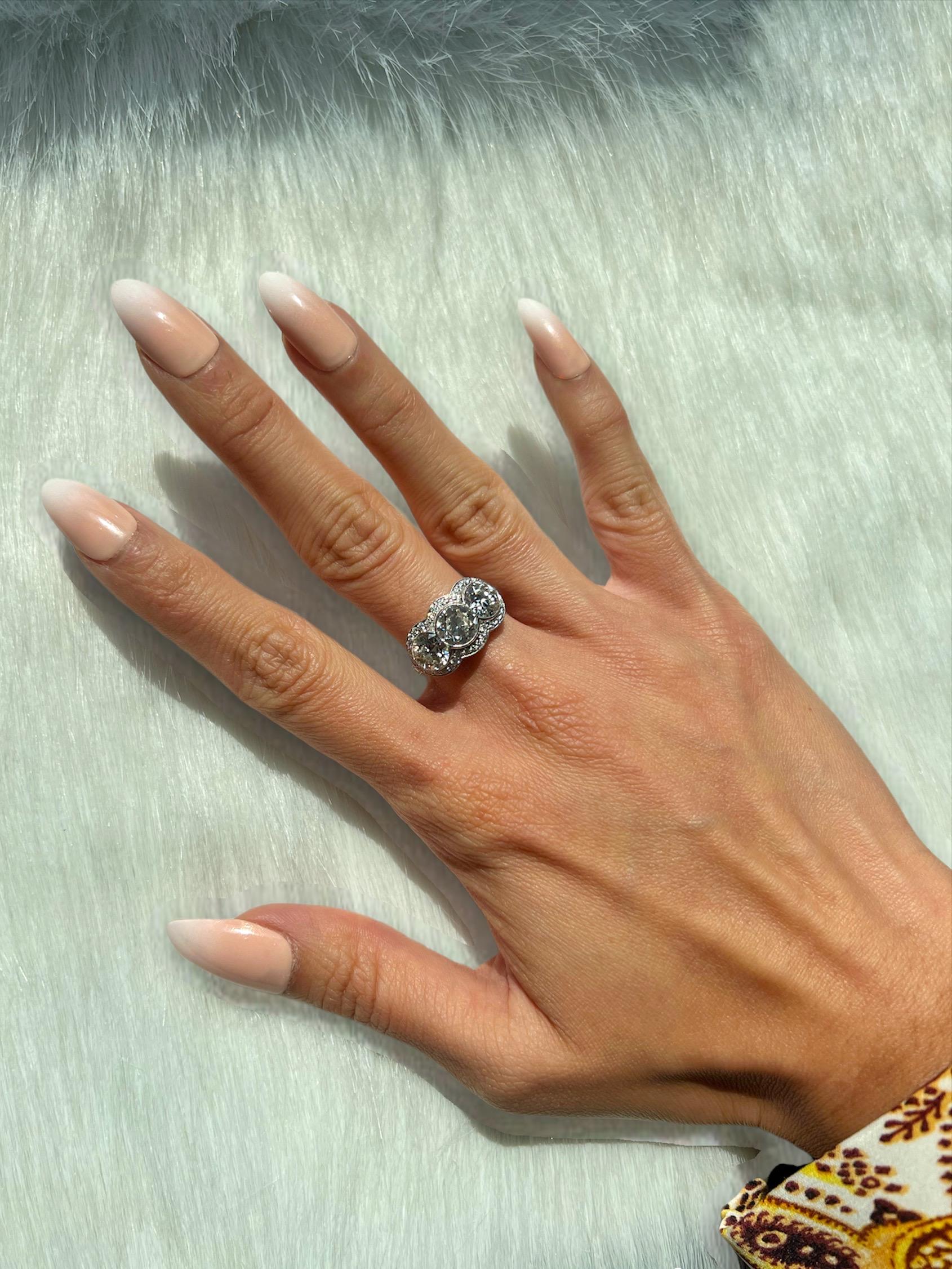 Sophia D. Anello in platino a tre pietre da 3,68 carati In condizioni Nuovo in vendita a New York, NY