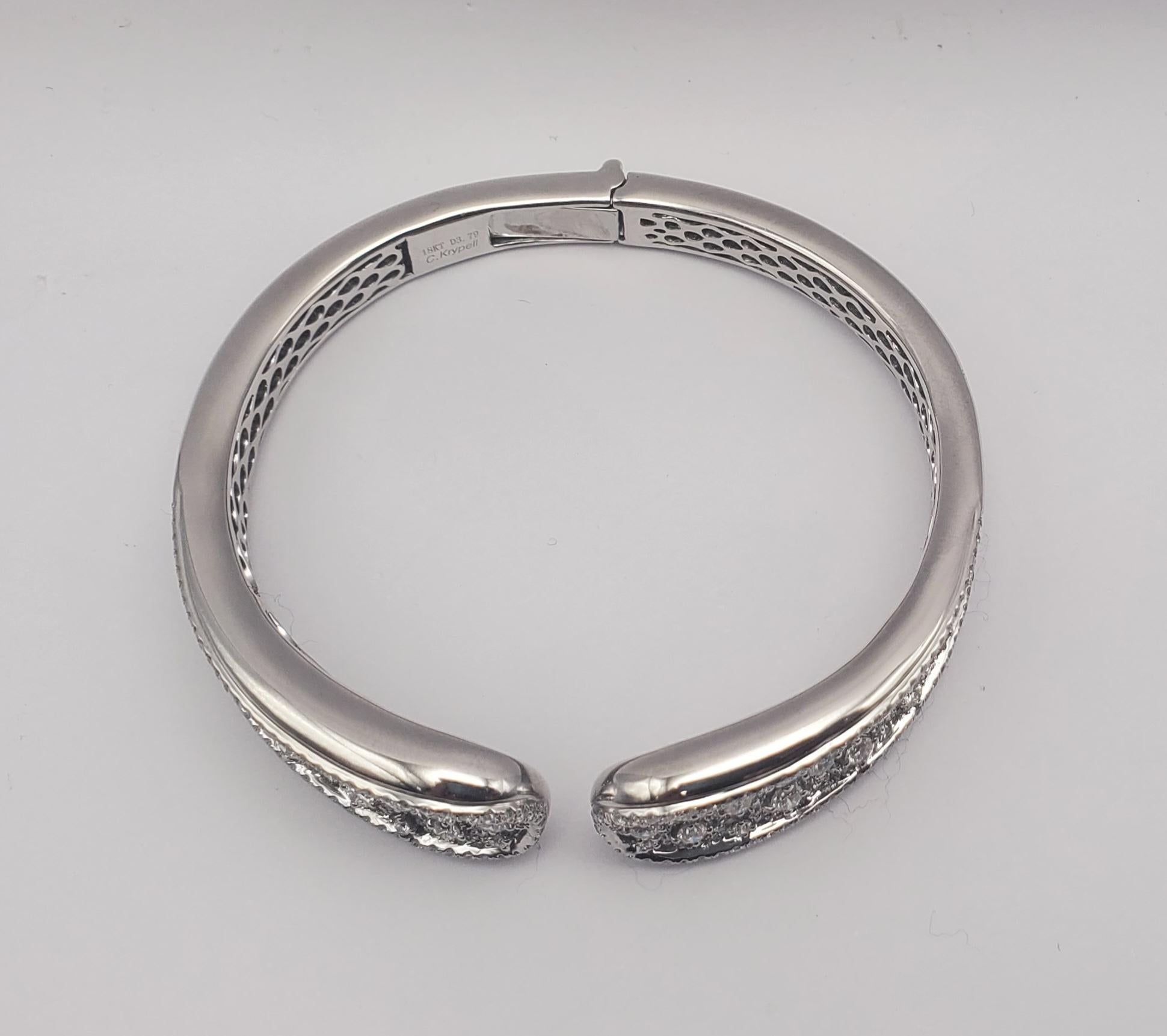 Cet incroyable bracelet est la pièce parfaite pour tout connaisseur de bijoux. Il combine parfaitement une esthétique contemporaine de l'or audacieux avec des détails délicats intemporels. Fabriqué par des experts, ce bracelet exquis met en valeur