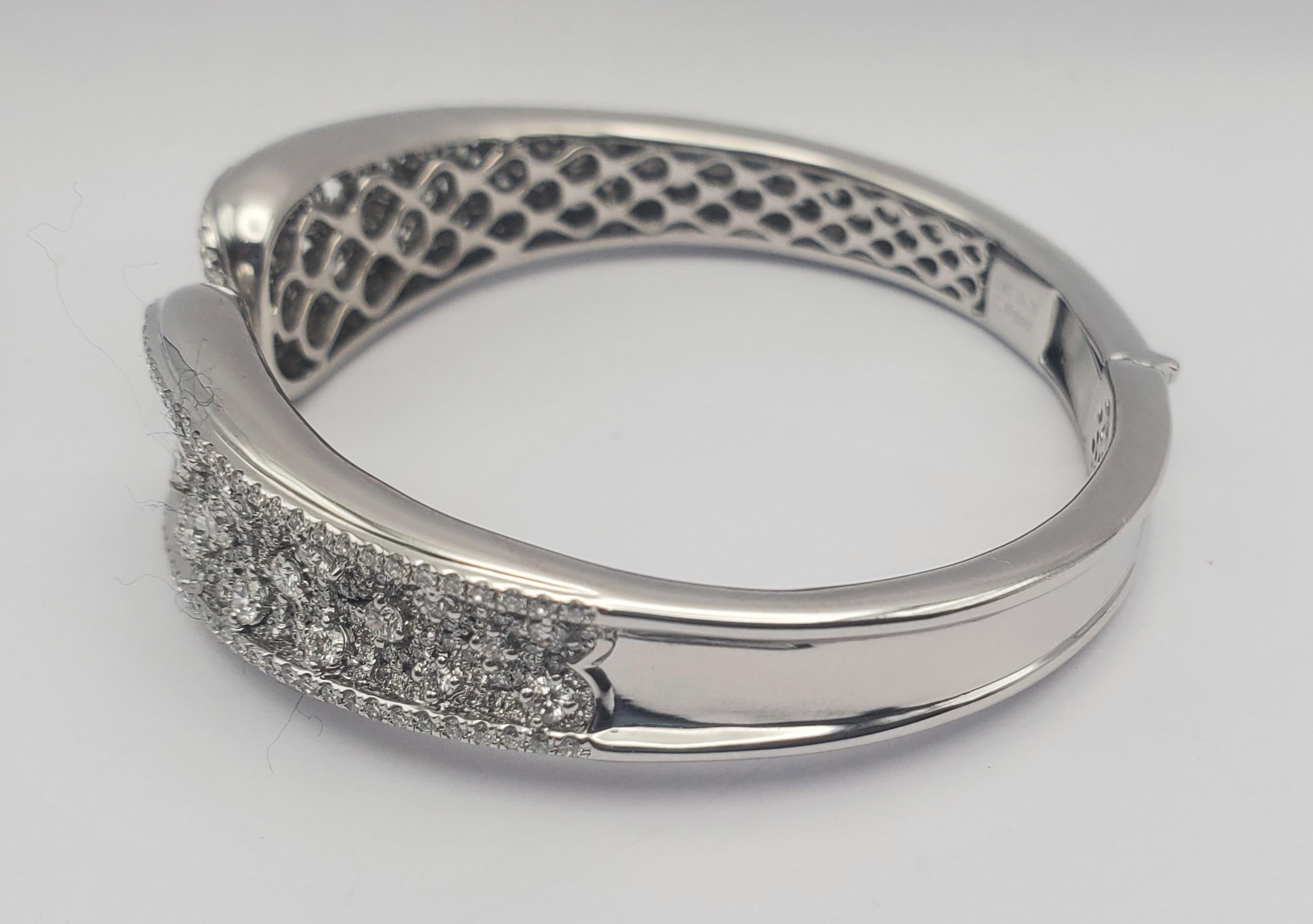 Taille ronde Superbe bracelet jonc à charnières signé Charles Krypell, avec diamants ronds de 3,79 carats en vente