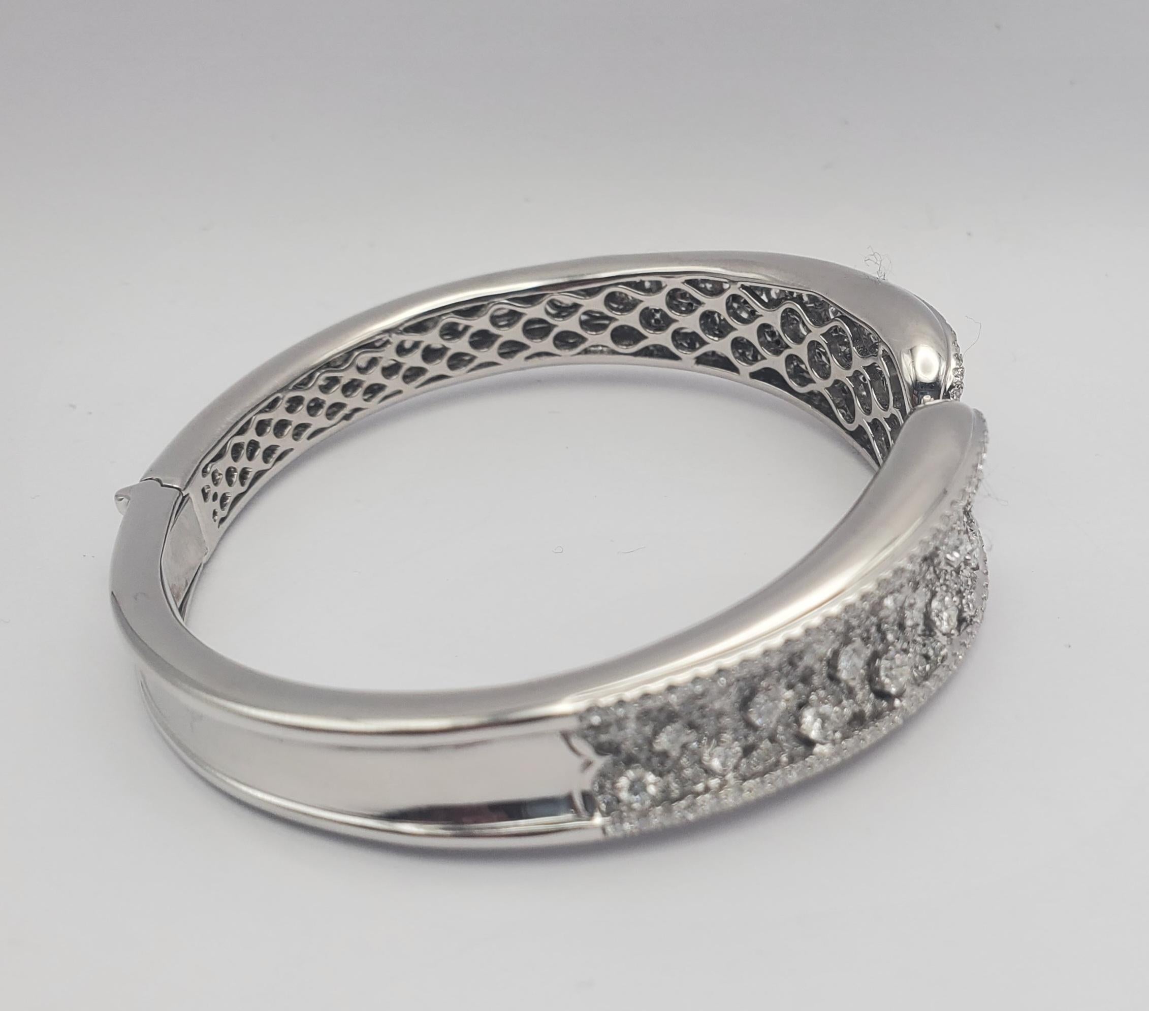 Superbe bracelet jonc à charnières signé Charles Krypell, avec diamants ronds de 3,79 carats Bon état - En vente à Pittsburgh, PA