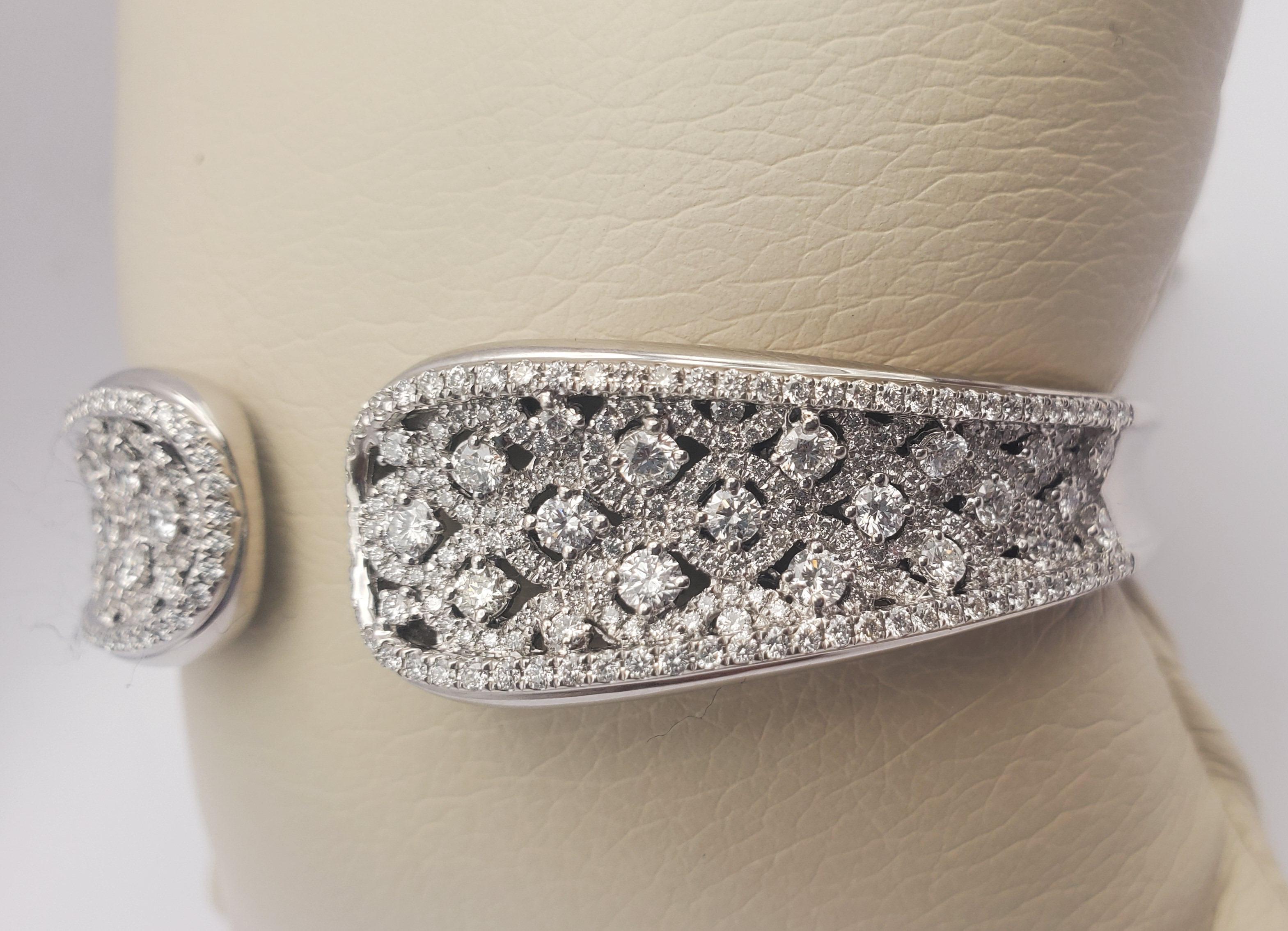 Superbe bracelet jonc à charnières signé Charles Krypell, avec diamants ronds de 3,79 carats Unisexe en vente