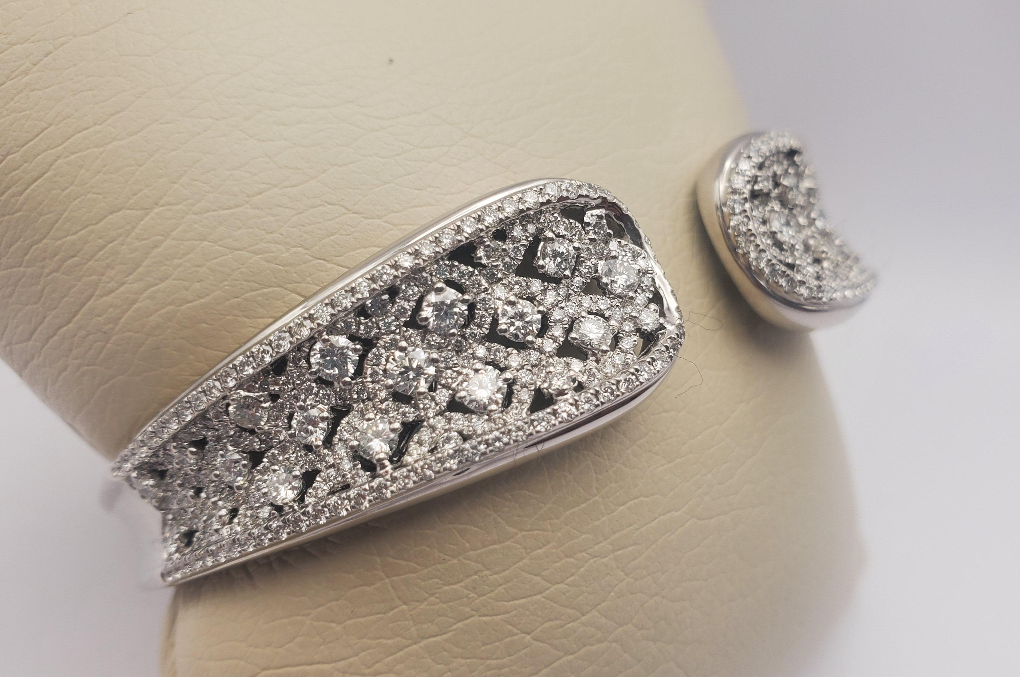 Superbe bracelet jonc à charnières signé Charles Krypell, avec diamants ronds de 3,79 carats en vente 1