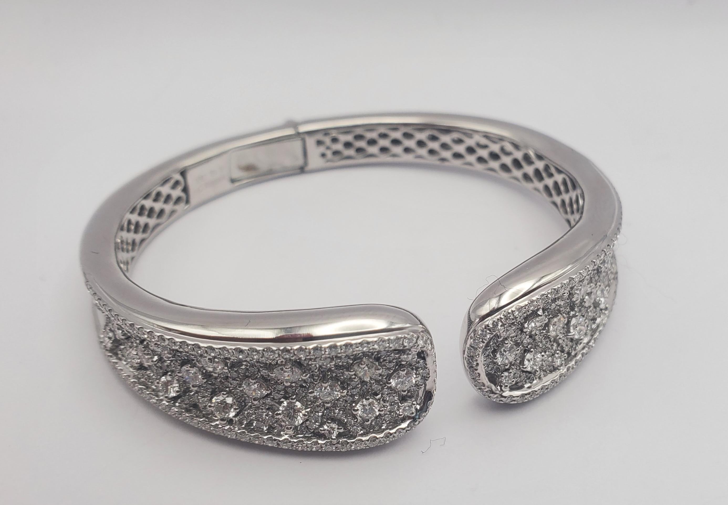Superbe bracelet jonc à charnières signé Charles Krypell, avec diamants ronds de 3,79 carats en vente 2