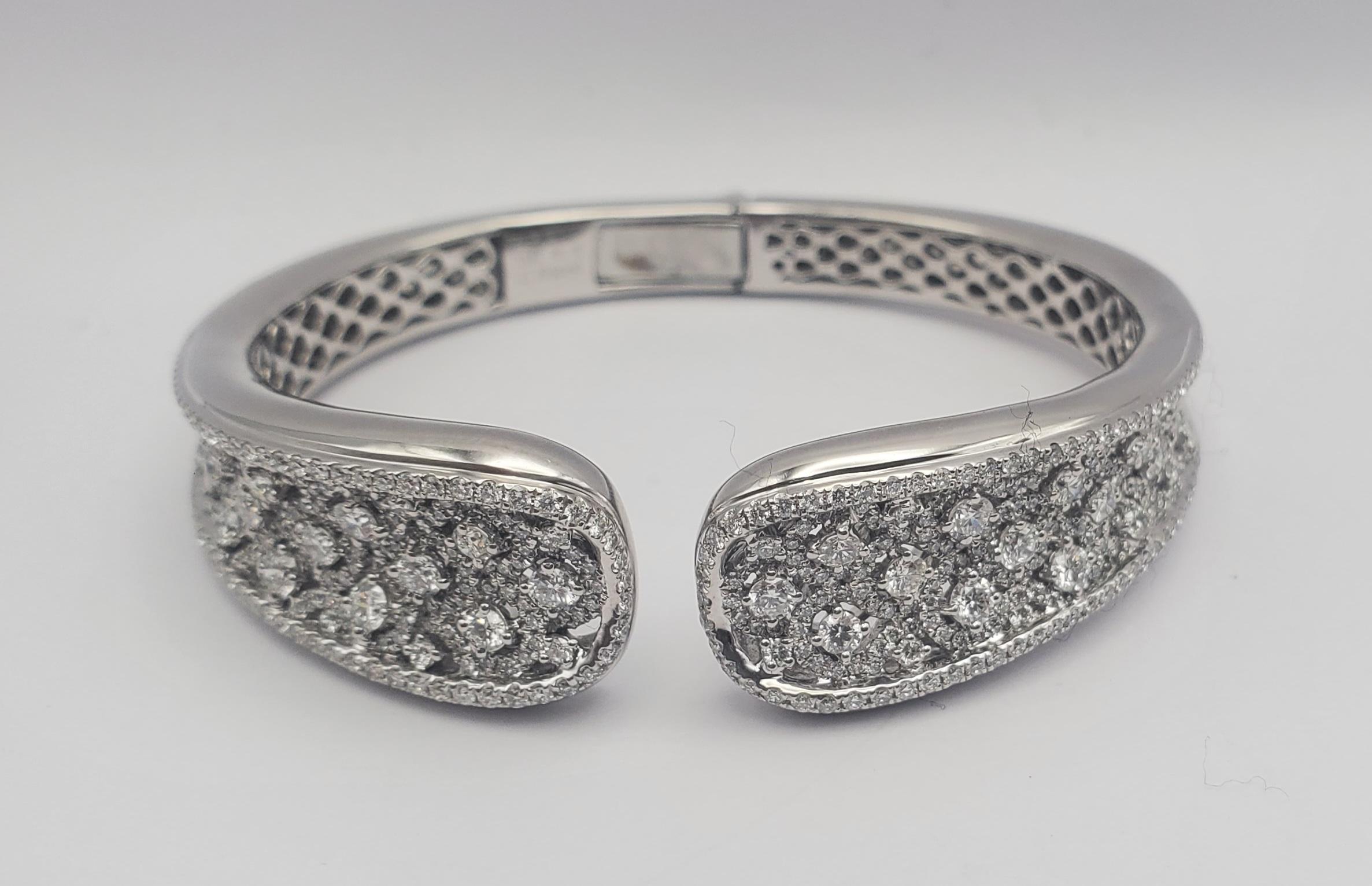 Superbe bracelet jonc à charnières signé Charles Krypell, avec diamants ronds de 3,79 carats en vente 3