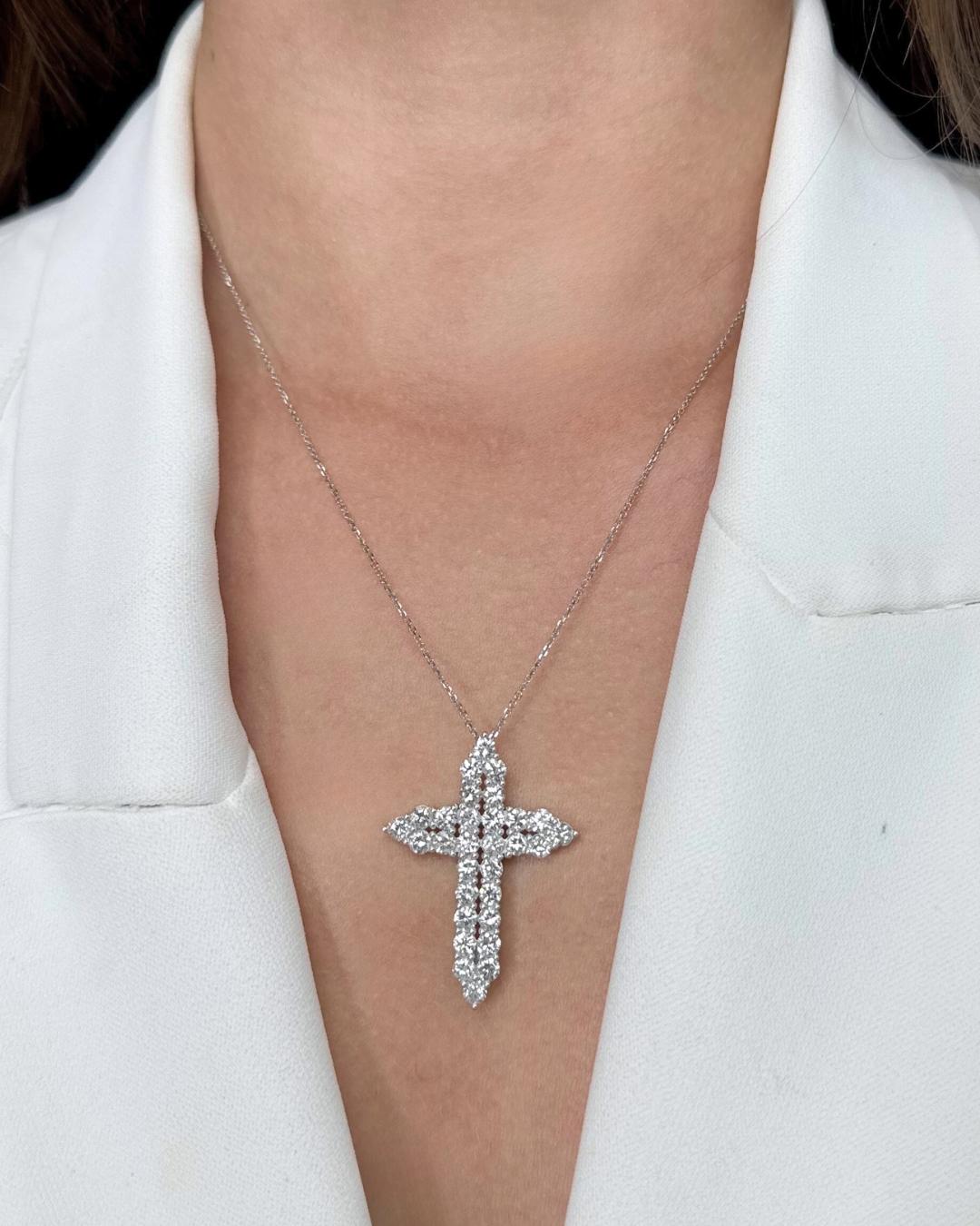 Splendida collana di diamanti da 3,88 carati con ciondolo a croce in oro bianco 18 carati - certificato IGI

Eleganza con questa collana mozzafiato realizzata in lussuoso oro bianco 18 carati. Con 30 diamanti rotondi sapientemente abbinati per un