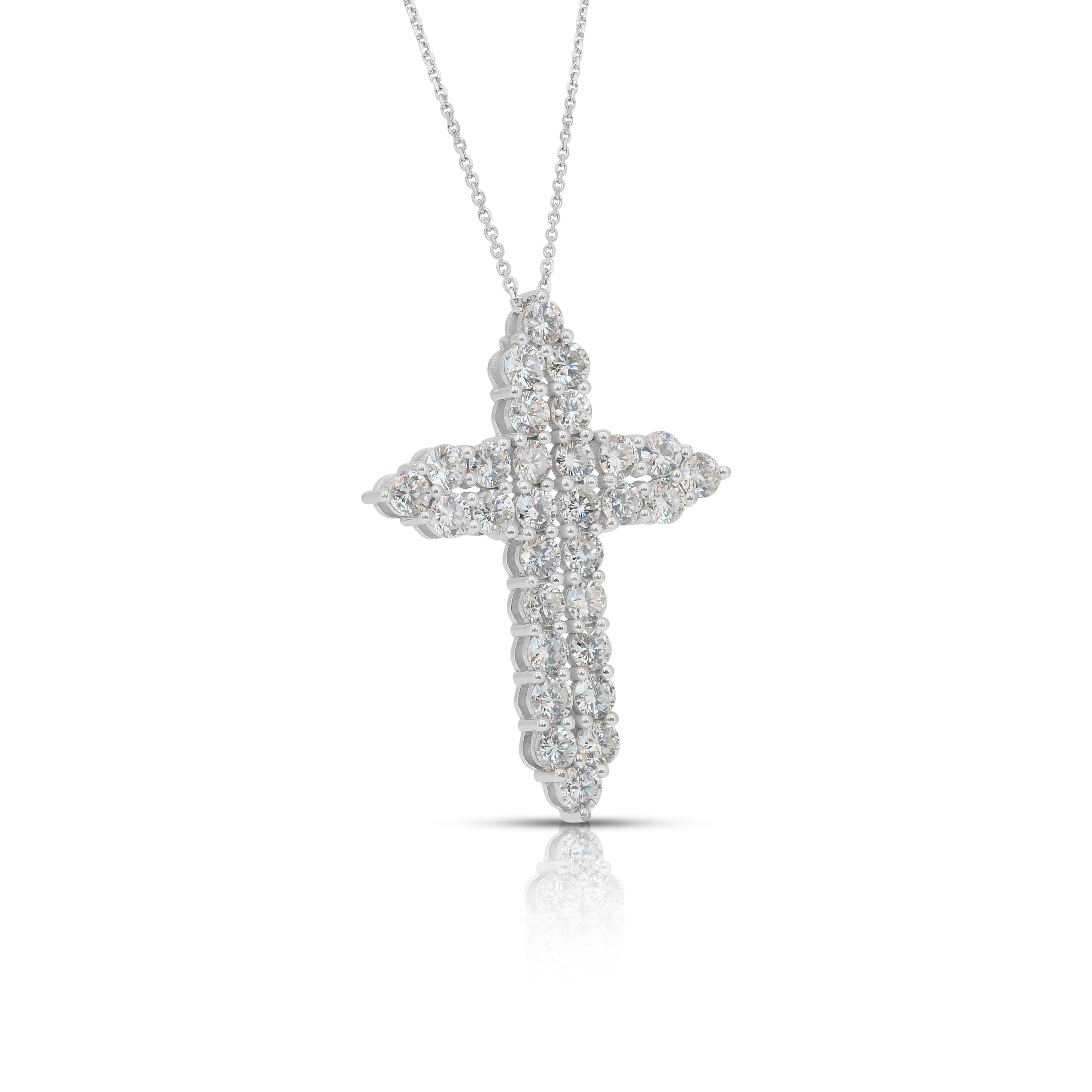 Taglio rotondo Splendida collana di diamanti da 3,88 carati con ciondolo a croce in oro bianco 18 carati in vendita
