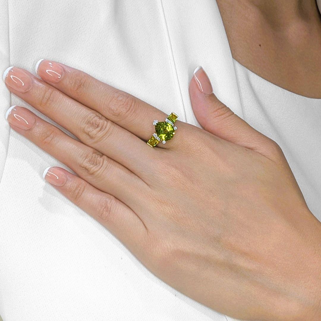 Faites une déclaration vibrante avec cette bague exquise, méticuleusement fabriquée en or jaune 18 carats radieux. En son cœur, une magnifique pierre précieuse péridot de 2,88 carats en forme de poire brille d'une teinte verte captivante. Cette