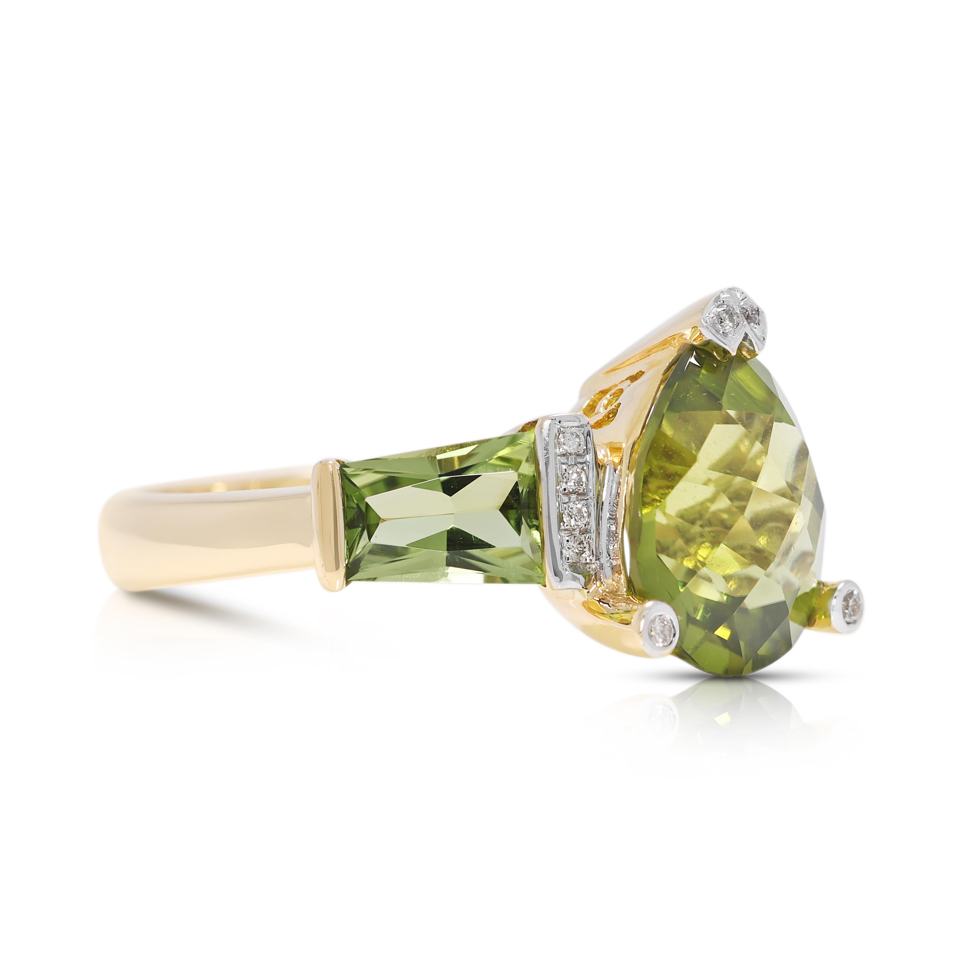 Taille poire Superbe bague en or jaune 18 carats avec péridot et diamant naturel de 3,96 carats en vente