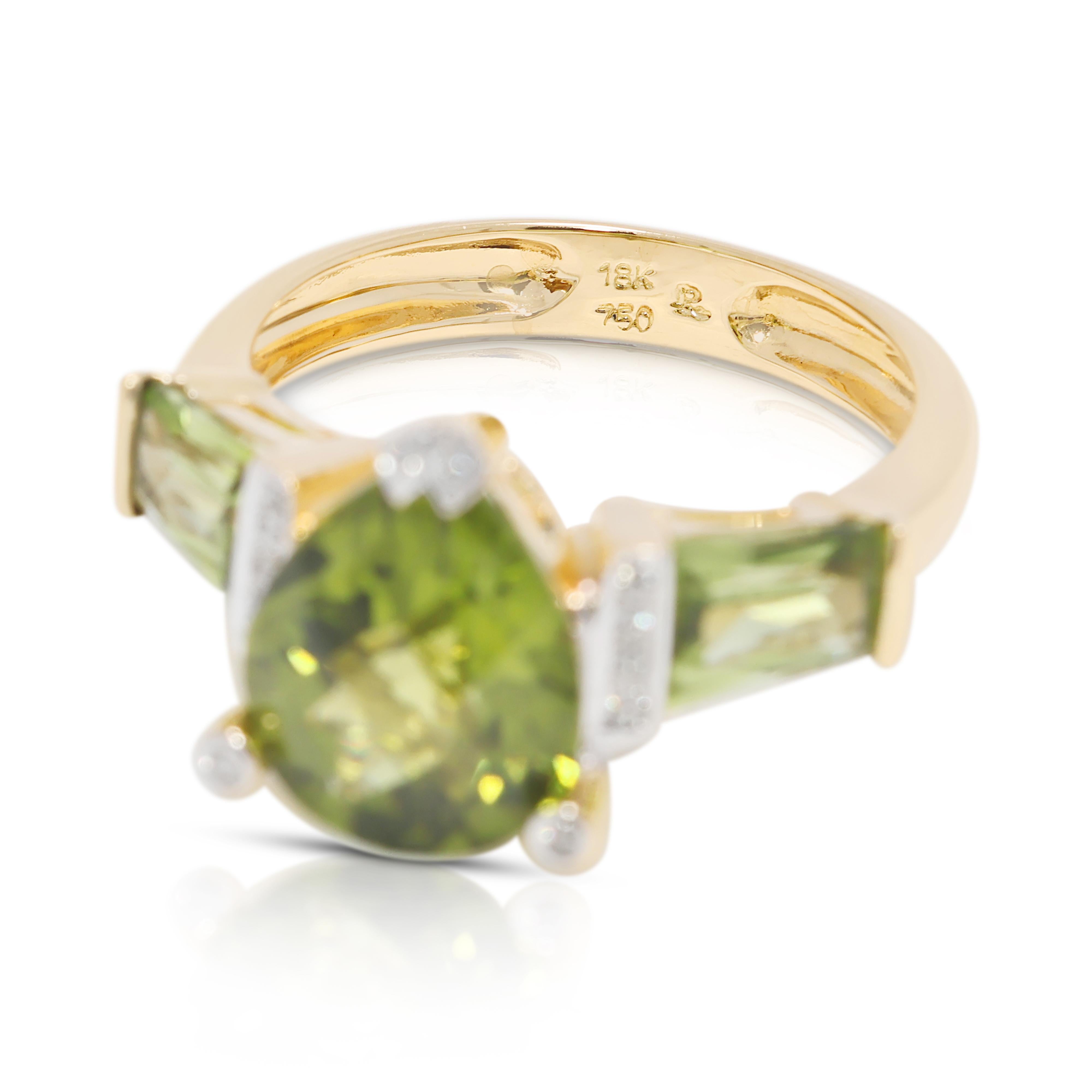 Superbe bague en or jaune 18 carats avec péridot et diamant naturel de 3,96 carats Excellent état - En vente à רמת גן, IL
