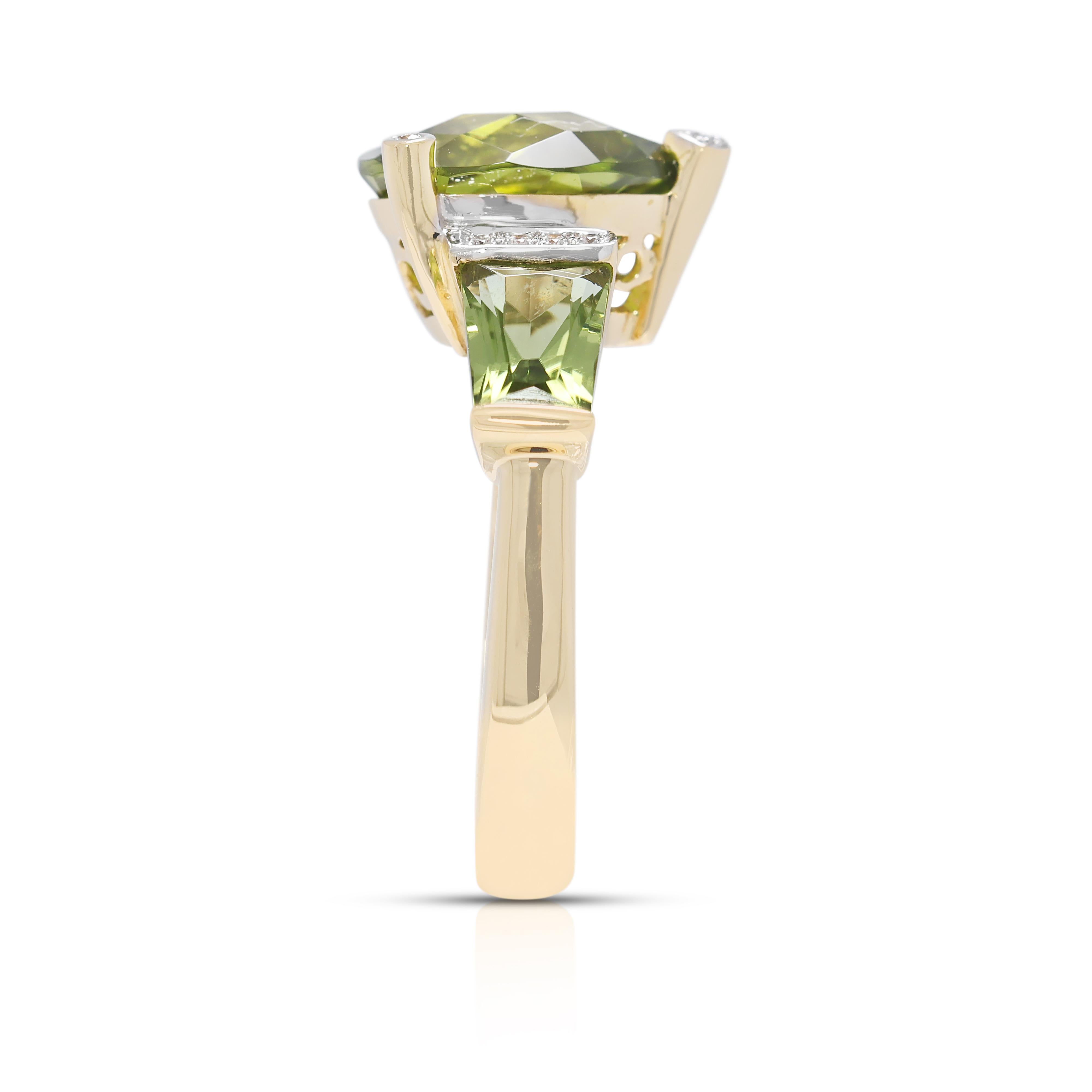 Superbe bague en or jaune 18 carats avec péridot et diamant naturel de 3,96 carats Pour femmes en vente