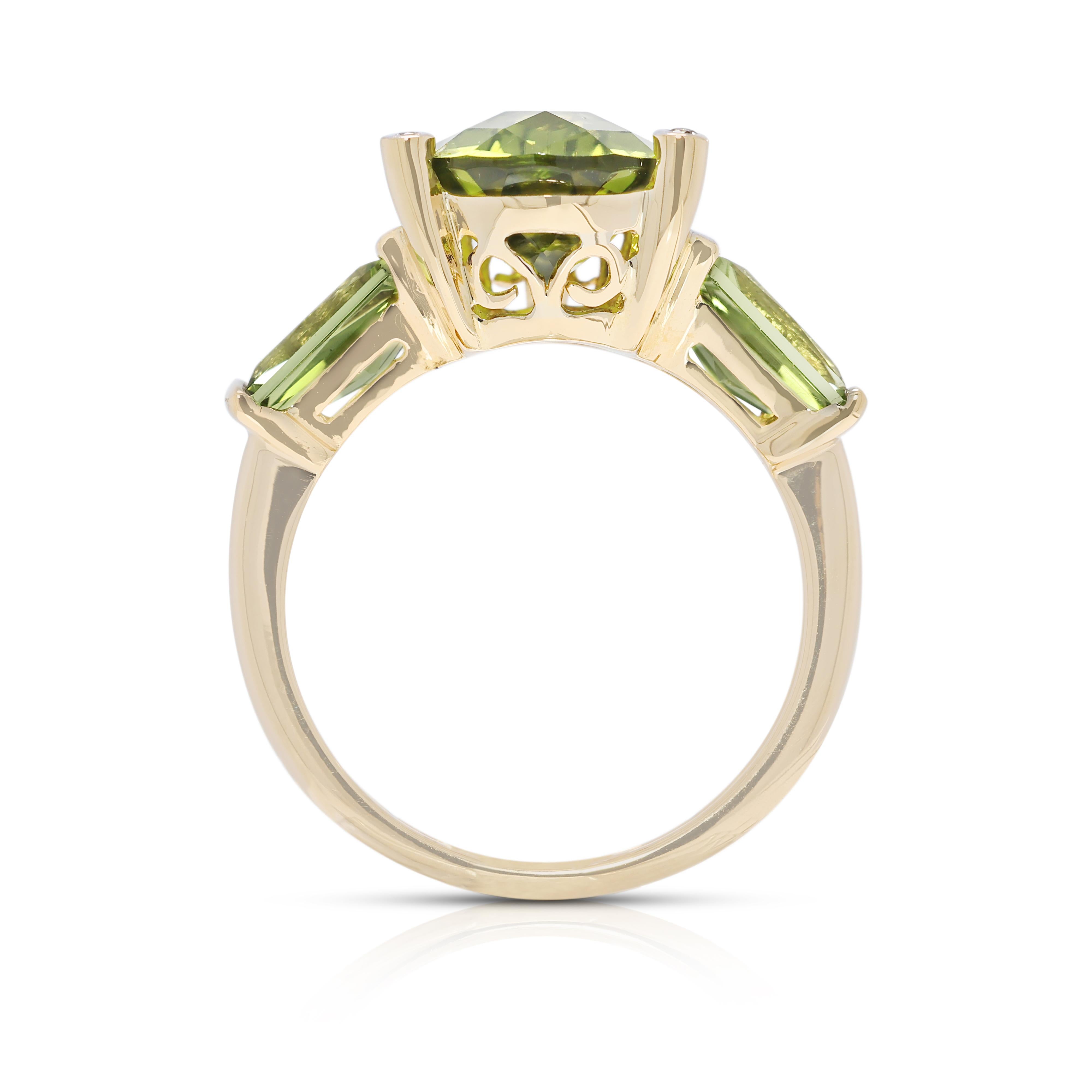 Superbe bague en or jaune 18 carats avec péridot et diamant naturel de 3,96 carats en vente 2