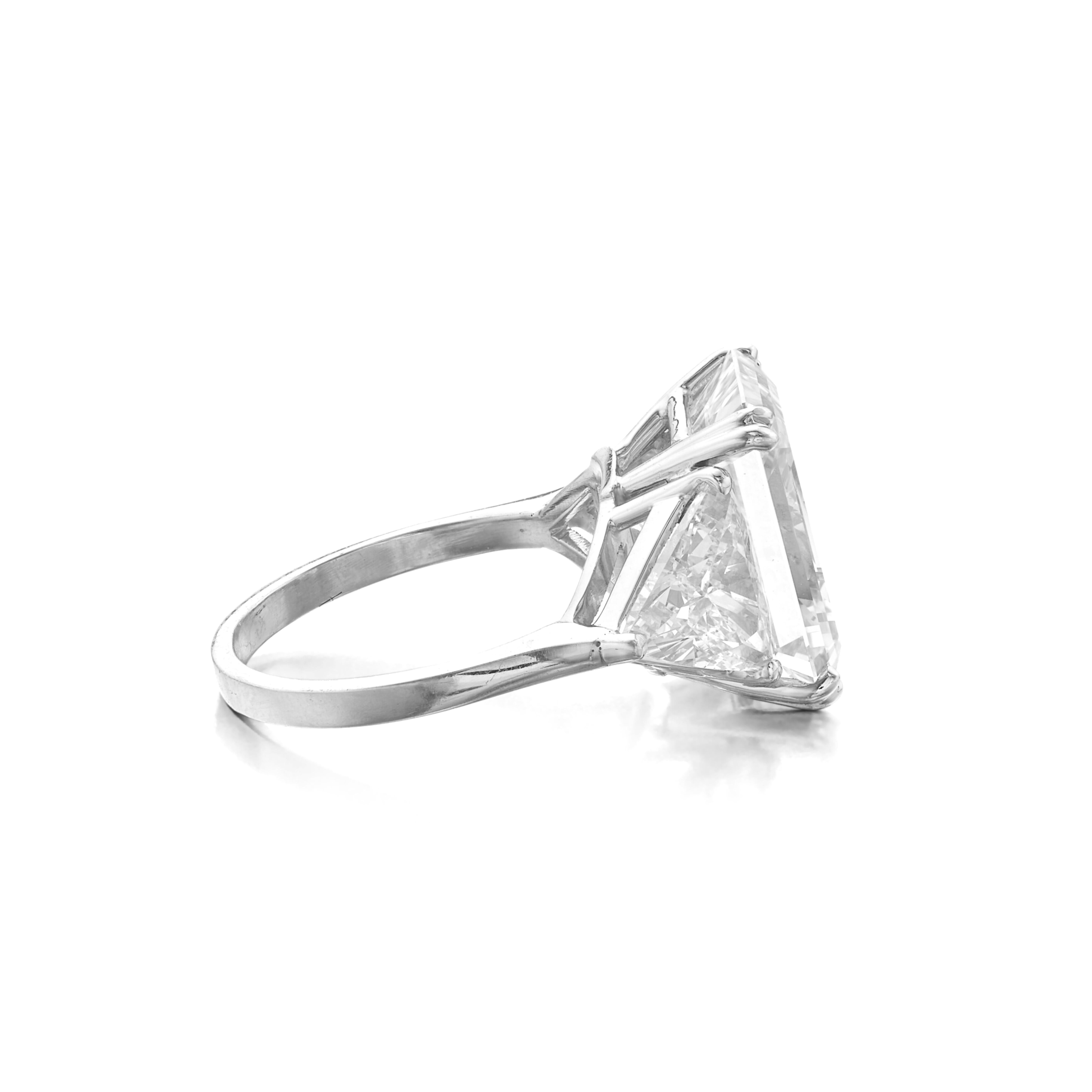 Impresionante Anillo de Diamantes de 4 Quilates VS2 Color E - Certificado GIA

Eleva la elegancia con este exquisito Diamante Redondo de Corte Brillante de 4,00 quilates, de color E y claridad VS2, certificado por GIA para garantizar su autenticidad