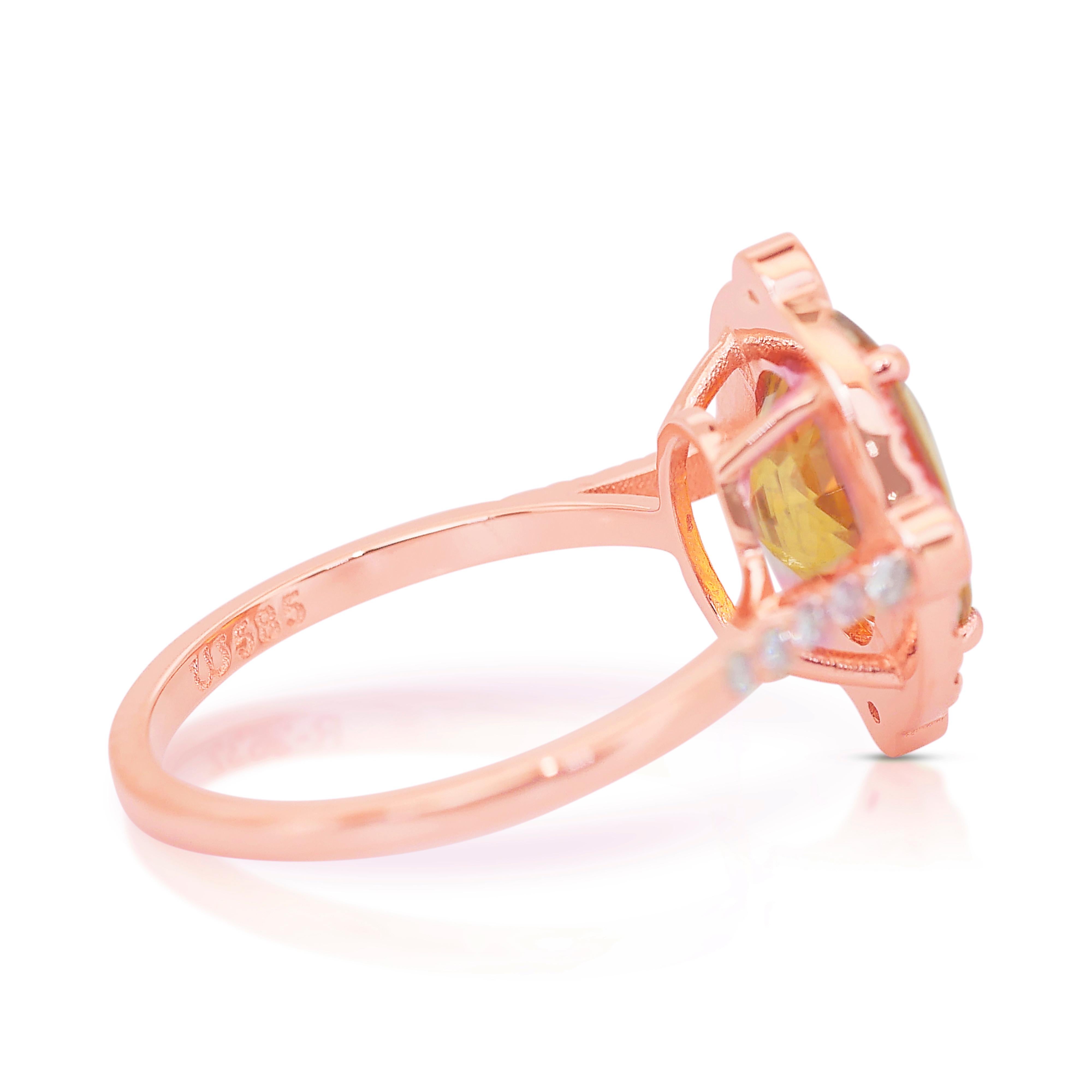 Stupendo anello a grappolo con zaffiro e diamanti da 4,06 carati in oro rosa 14k - certificato IGI

Lasciati conquistare dal fascino romantico di questo anello in oro rosa 14k, con un affascinante zaffiro giallo-arancio dal taglio ovale di 3,63ct
