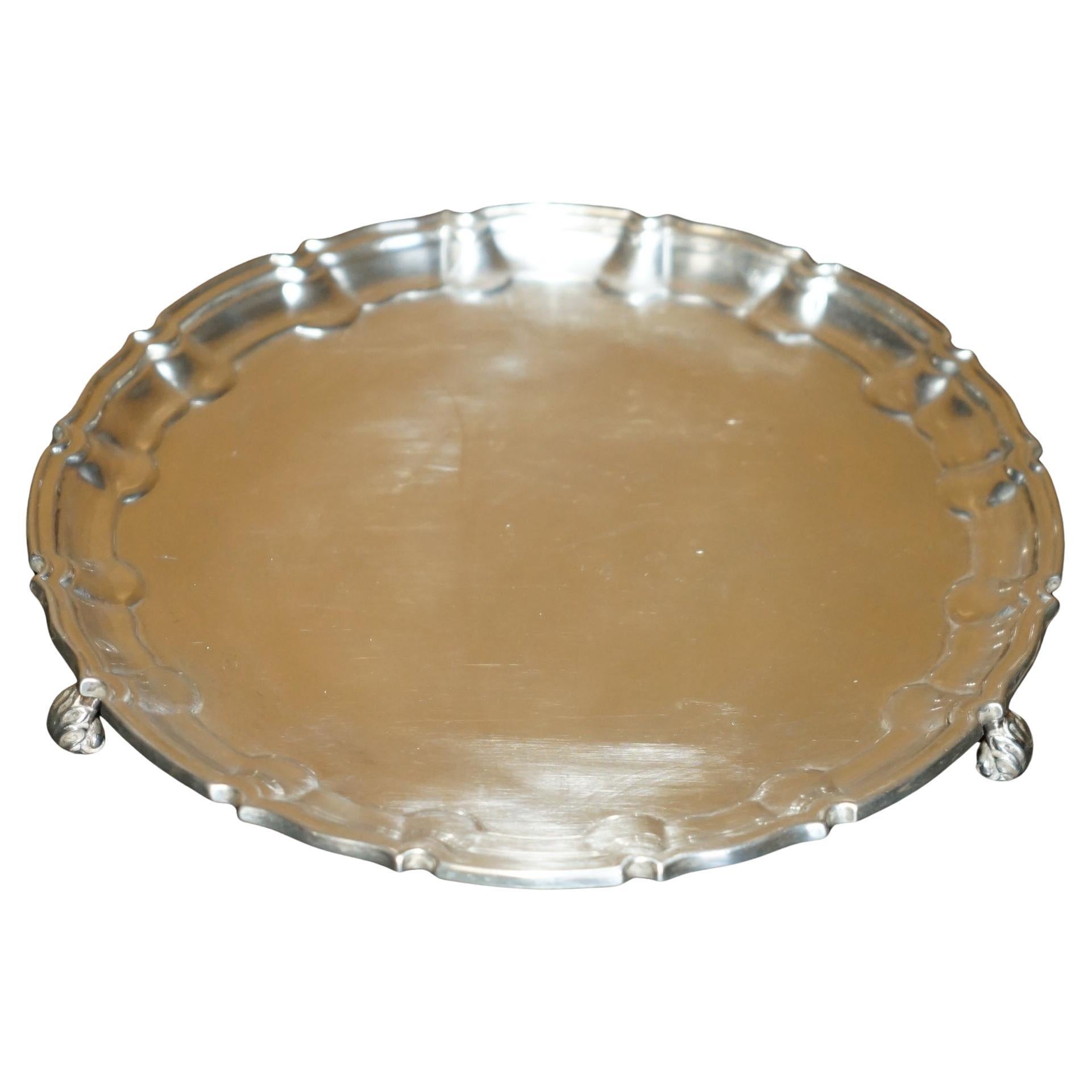 Casa Reale Antiquariato

Royal House Antiques è lieta di offrire in vendita questo delizioso vassoio da portata in argento massiccio di Londra del 1904, del peso di 441 grammi.

Un vassoio da portata decorativo e di buona fattura

Lo stato di