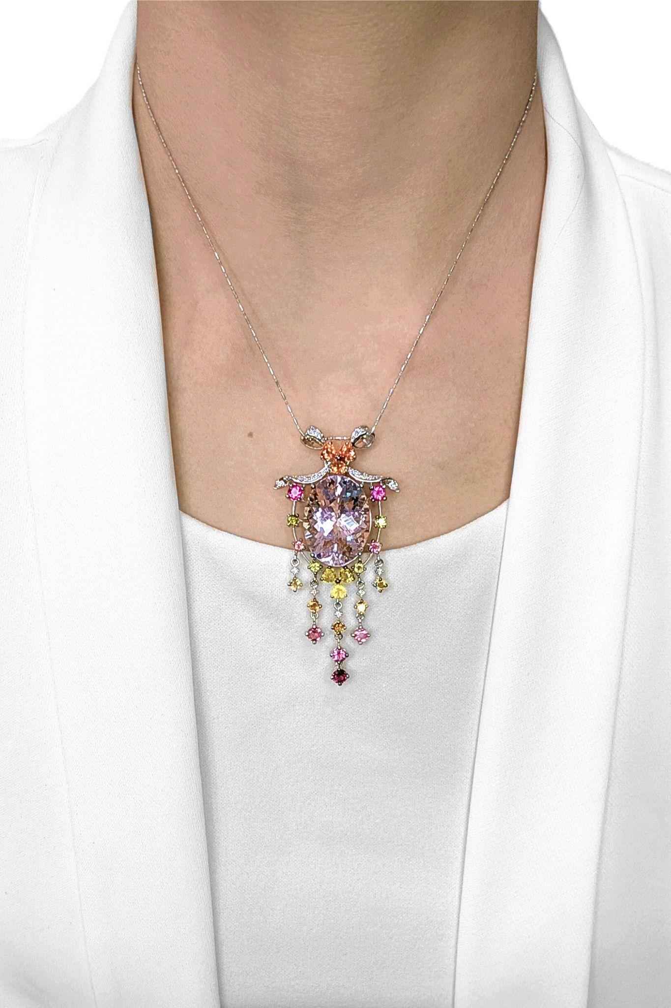 Ce pendentif exquis, réalisé de main de maître en or blanc 18 carats lumineux, attire l'attention. En son cœur se trouve une époustouflante kunzite de 28,92 ct de taille ovale dans une délicate teinte rose, rayonnant d'un charme doux et romantique.