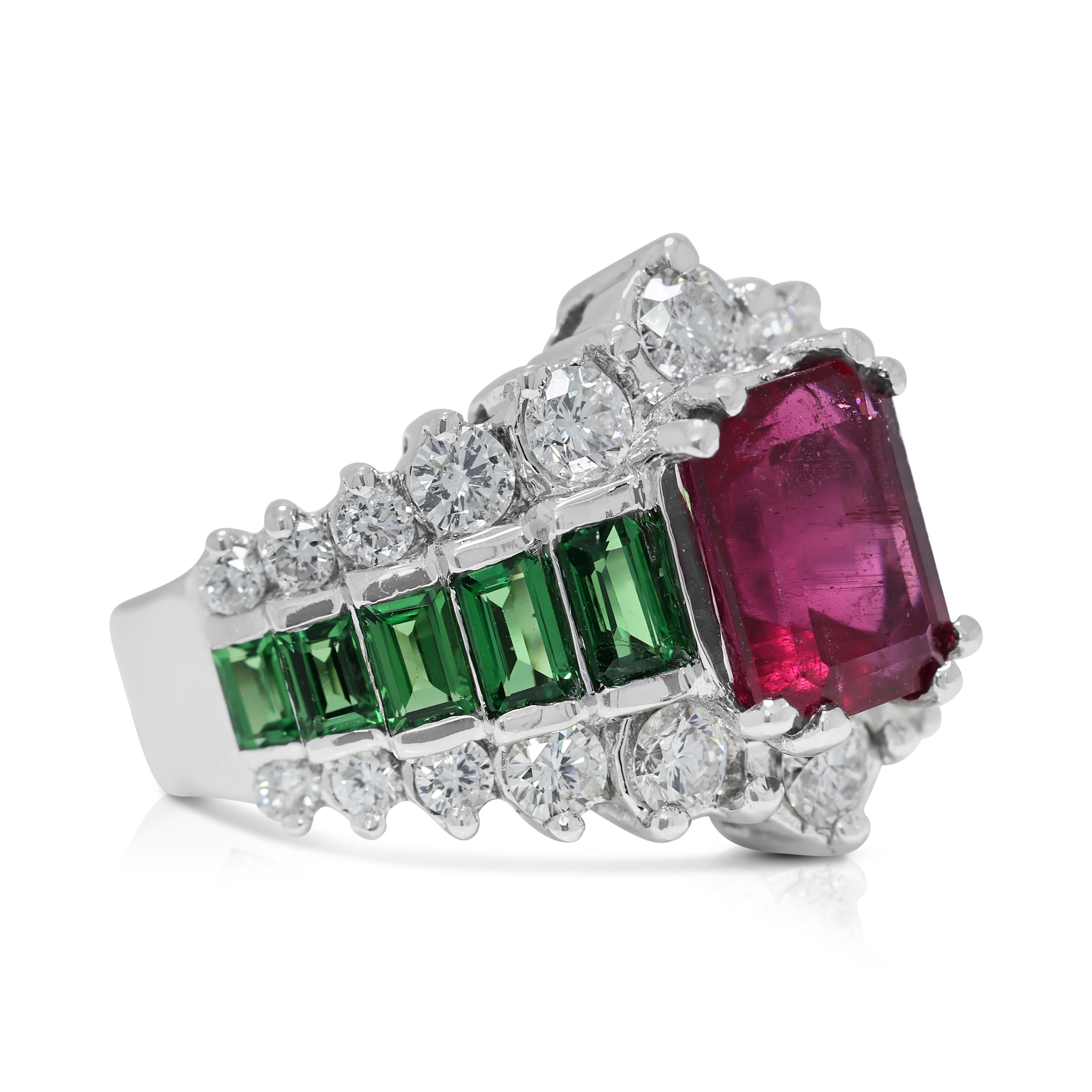 Stunning 4.66ct Tourmaline, Tsavorite, & Diamonds Ring in 18K White Gold In Excellent Condition For Sale In רמת גן, IL