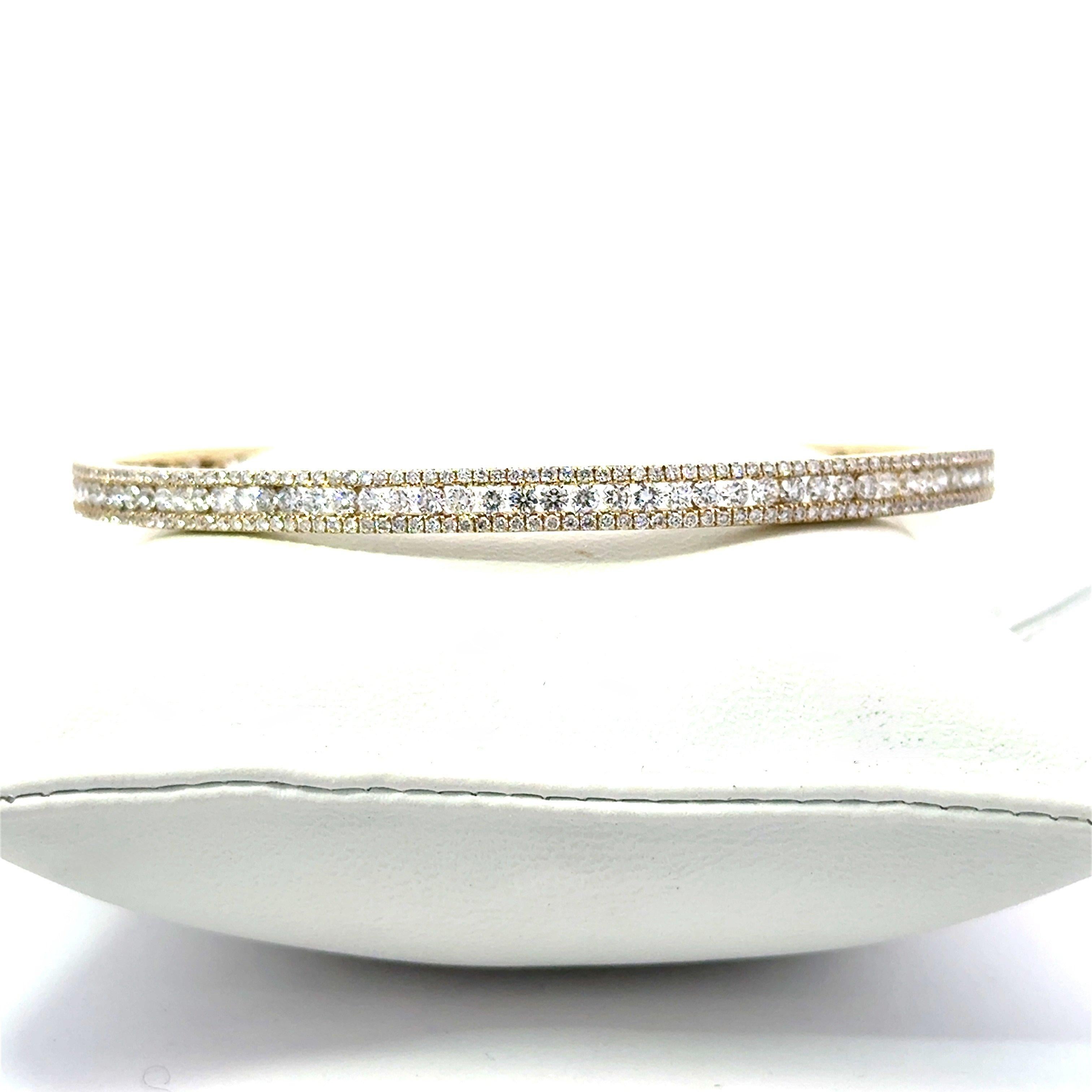 Stunning 4.79CT 3 Row Natural Diamond Bangle Bracelet (Rundschliff) im Angebot