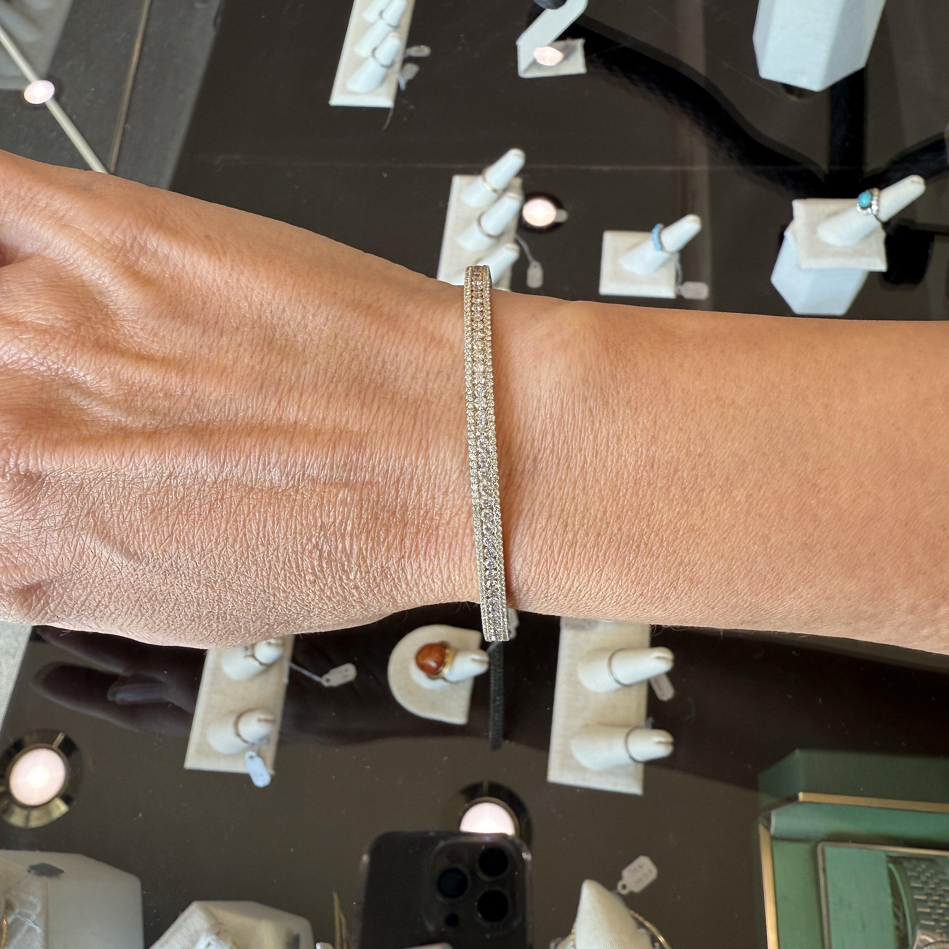 Stunning 4.79CT 3 Row Natural Diamond Bangle Bracelet im Zustand „Gut“ im Angebot in Los Angeles, CA