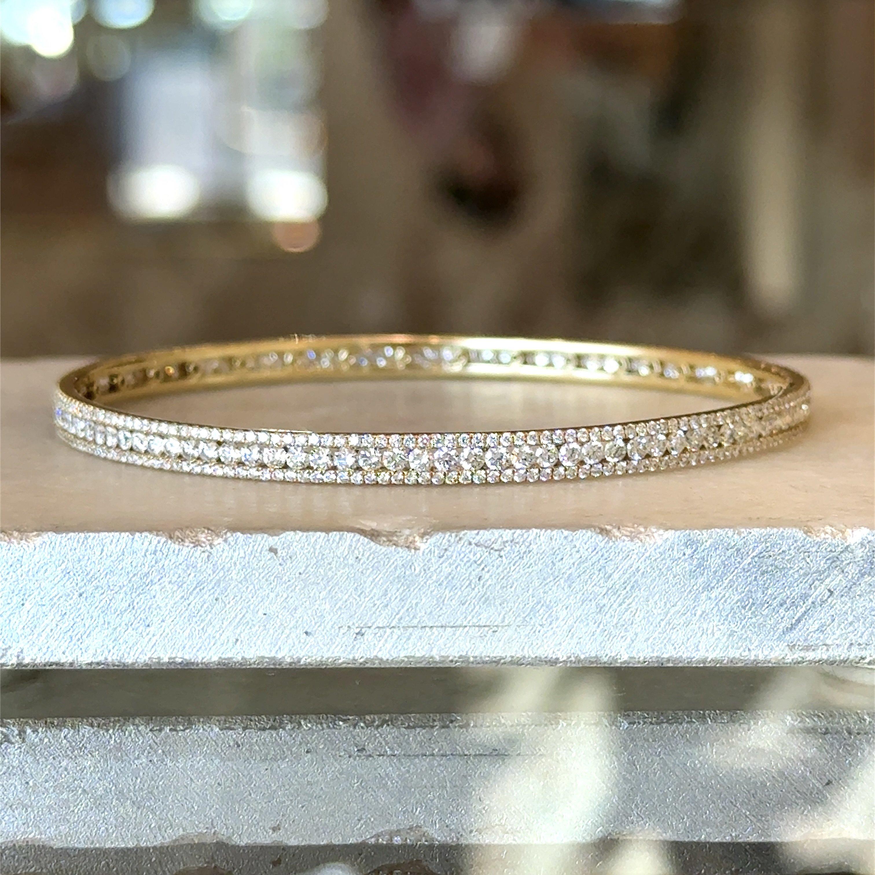 Stunning 4.79CT 3 Row Natural Diamond Bangle Bracelet im Angebot 3
