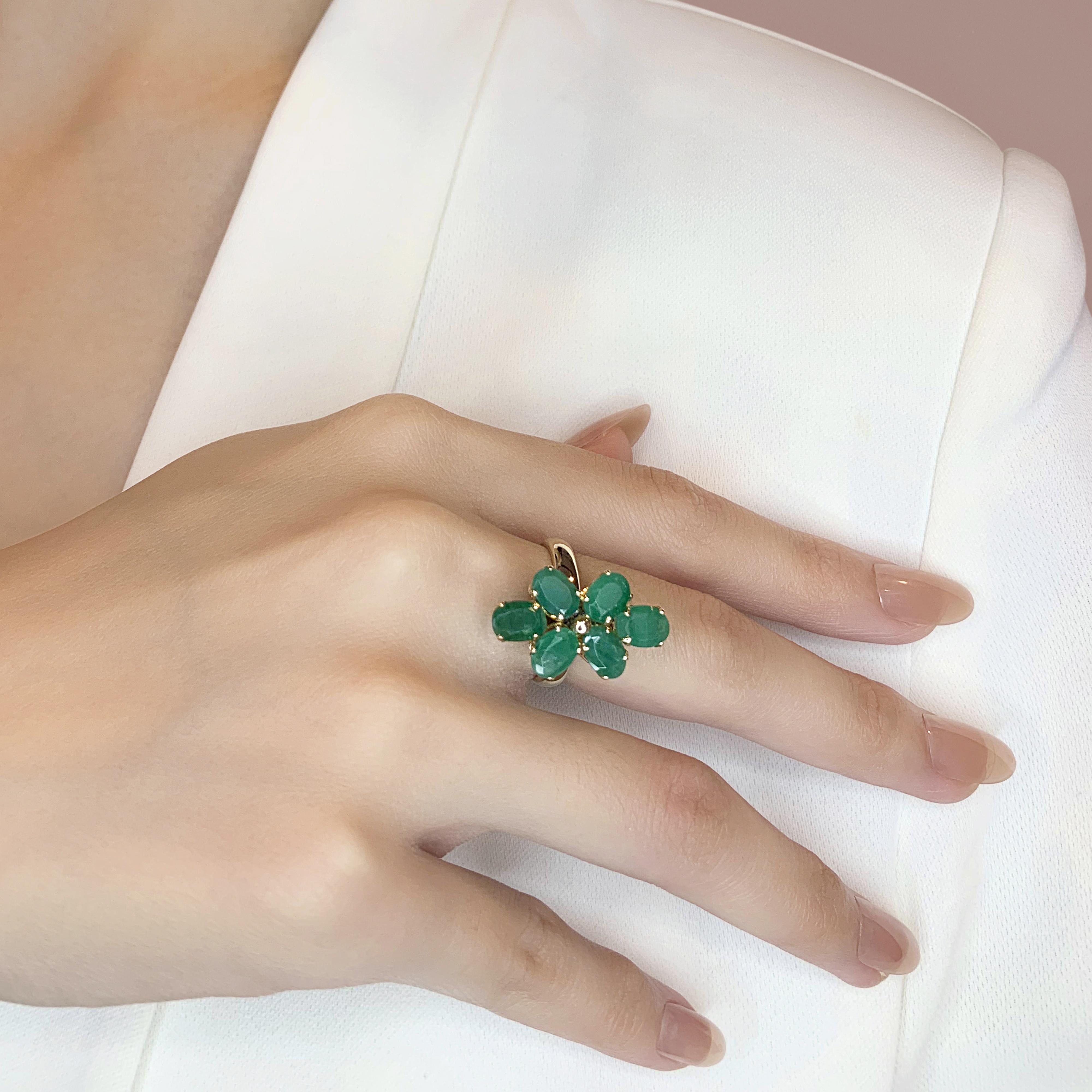 Elevate your elegance with this stunning ring, beautifully crafted from 14K yellow gold. It features six oval-shaped emeralds, with a total carat weight of 4.8ct, showcasing a vibrant green color. With a total jewelry weight of 6.6g and sized at 53