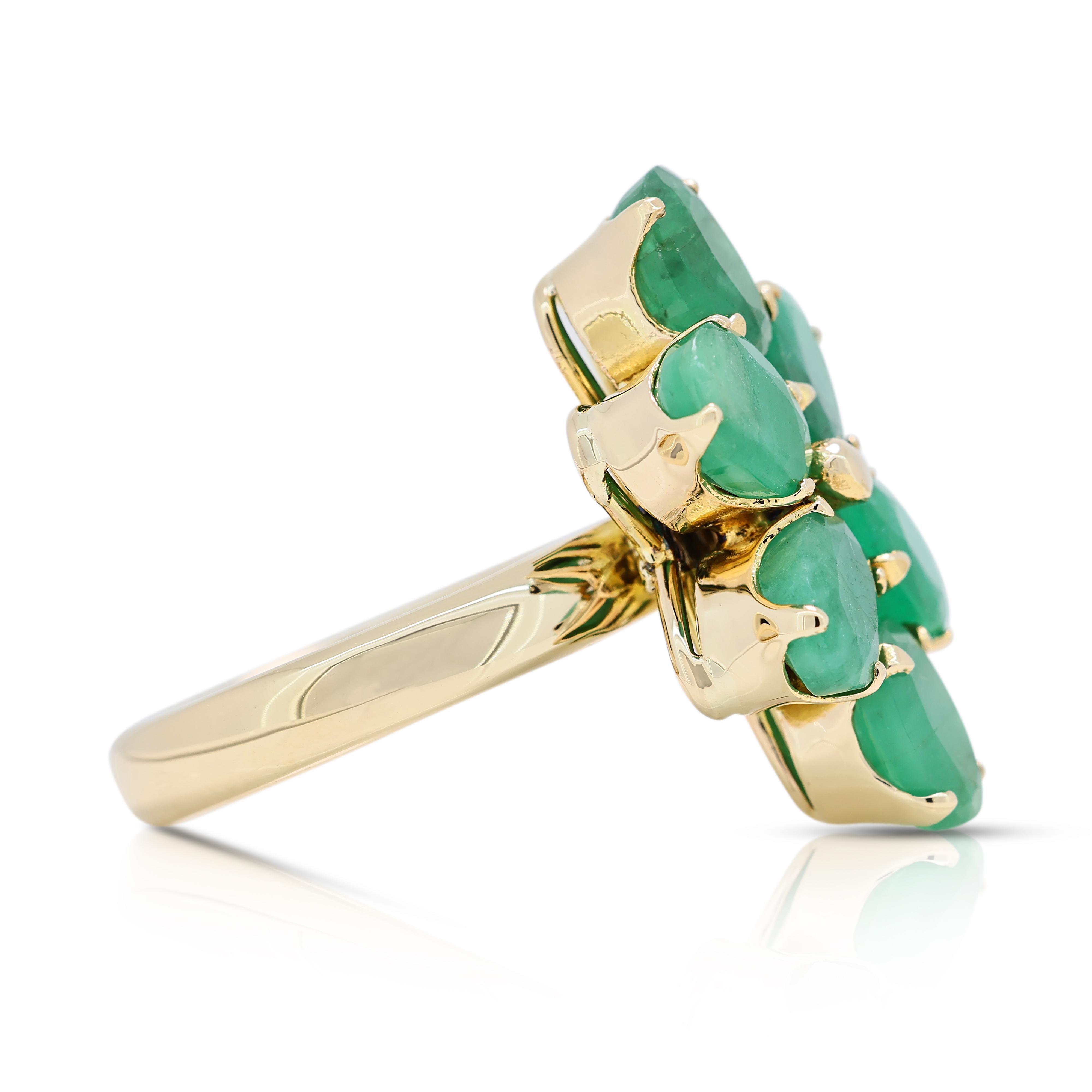 Stunning 4.8ct Emerald Ring in 14K Yellow Gold In New Condition For Sale In רמת גן, IL