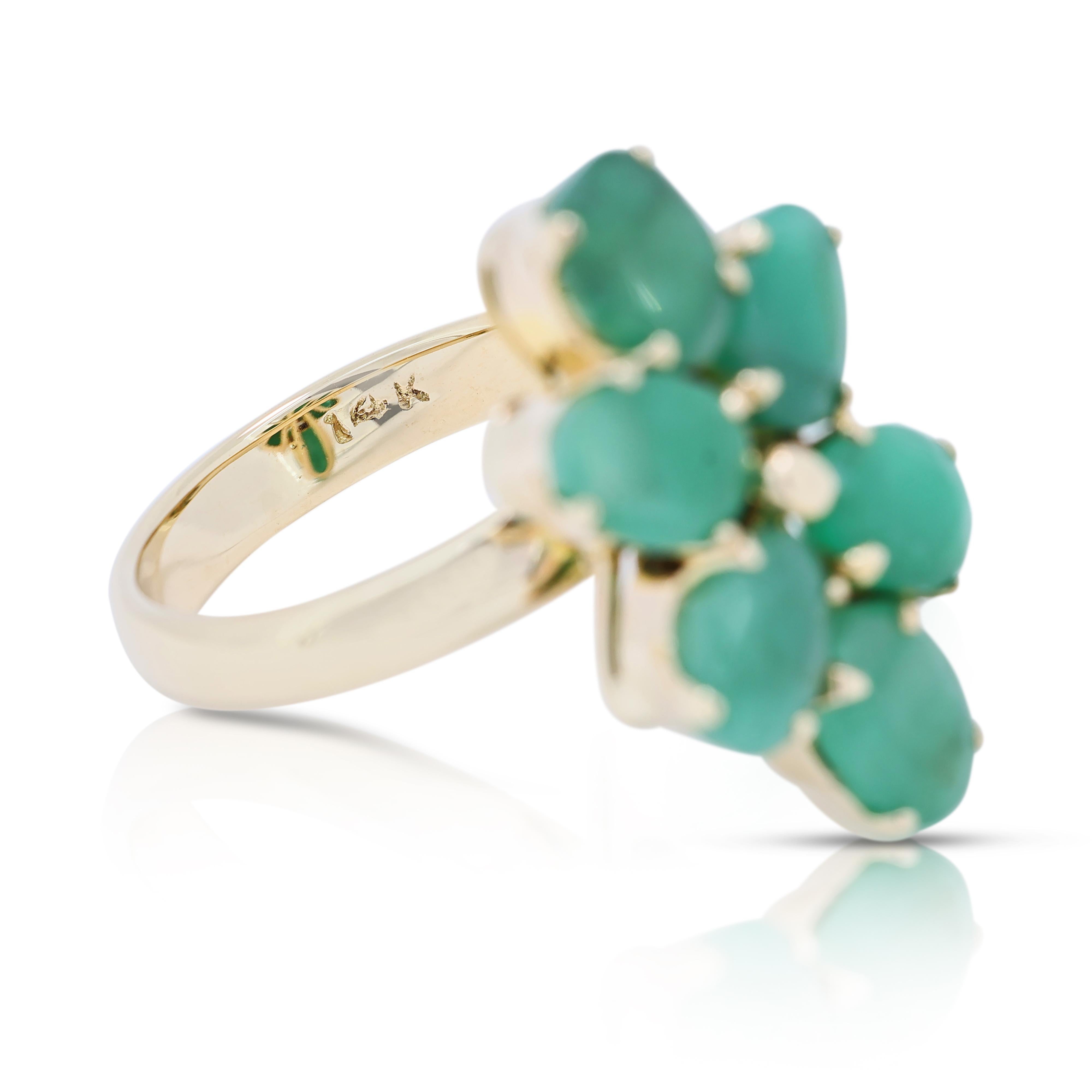 Women's Stunning 4.8ct Emerald Ring in 14K Yellow Gold For Sale