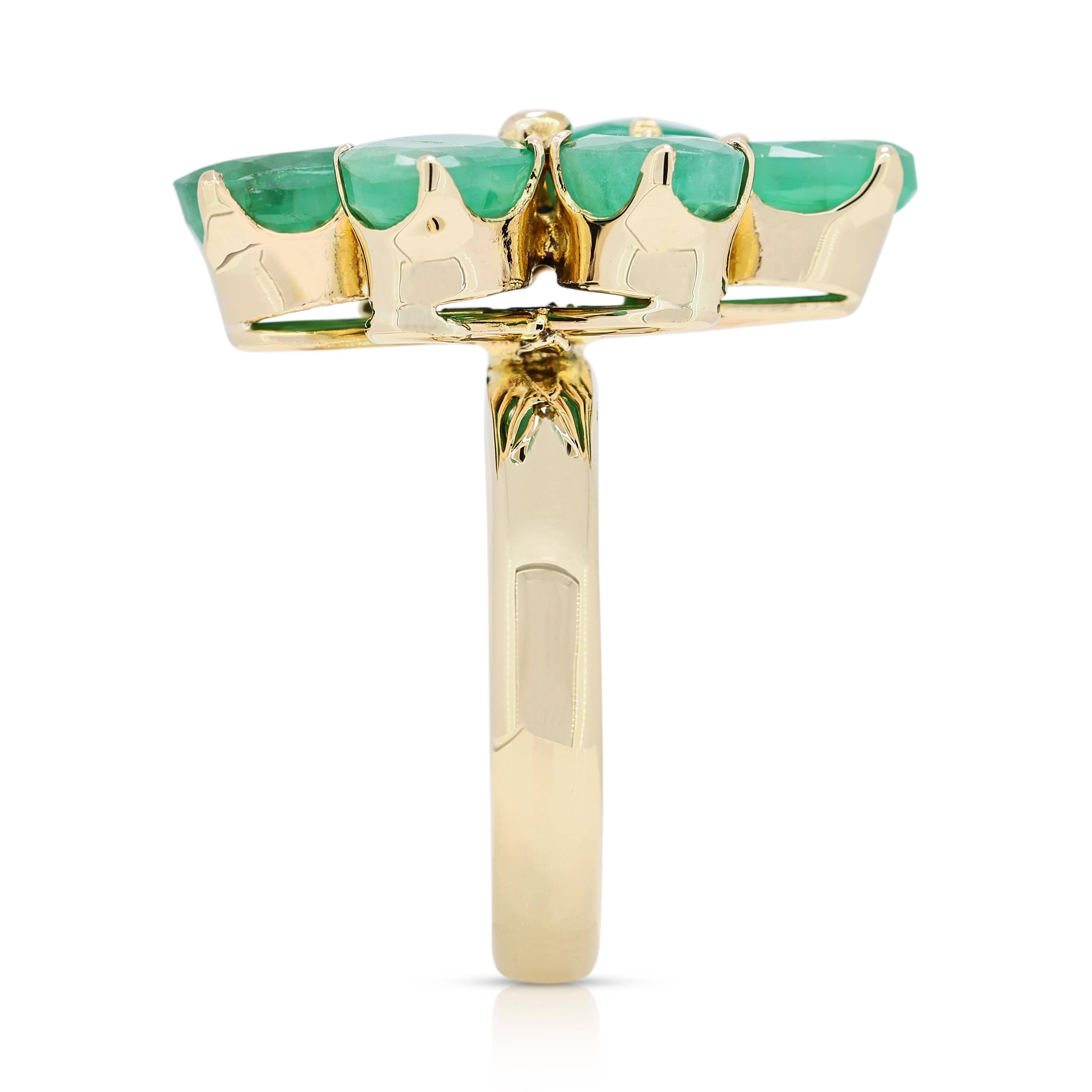 Stunning 4.8ct Emerald Ring in 14K Yellow Gold For Sale 1
