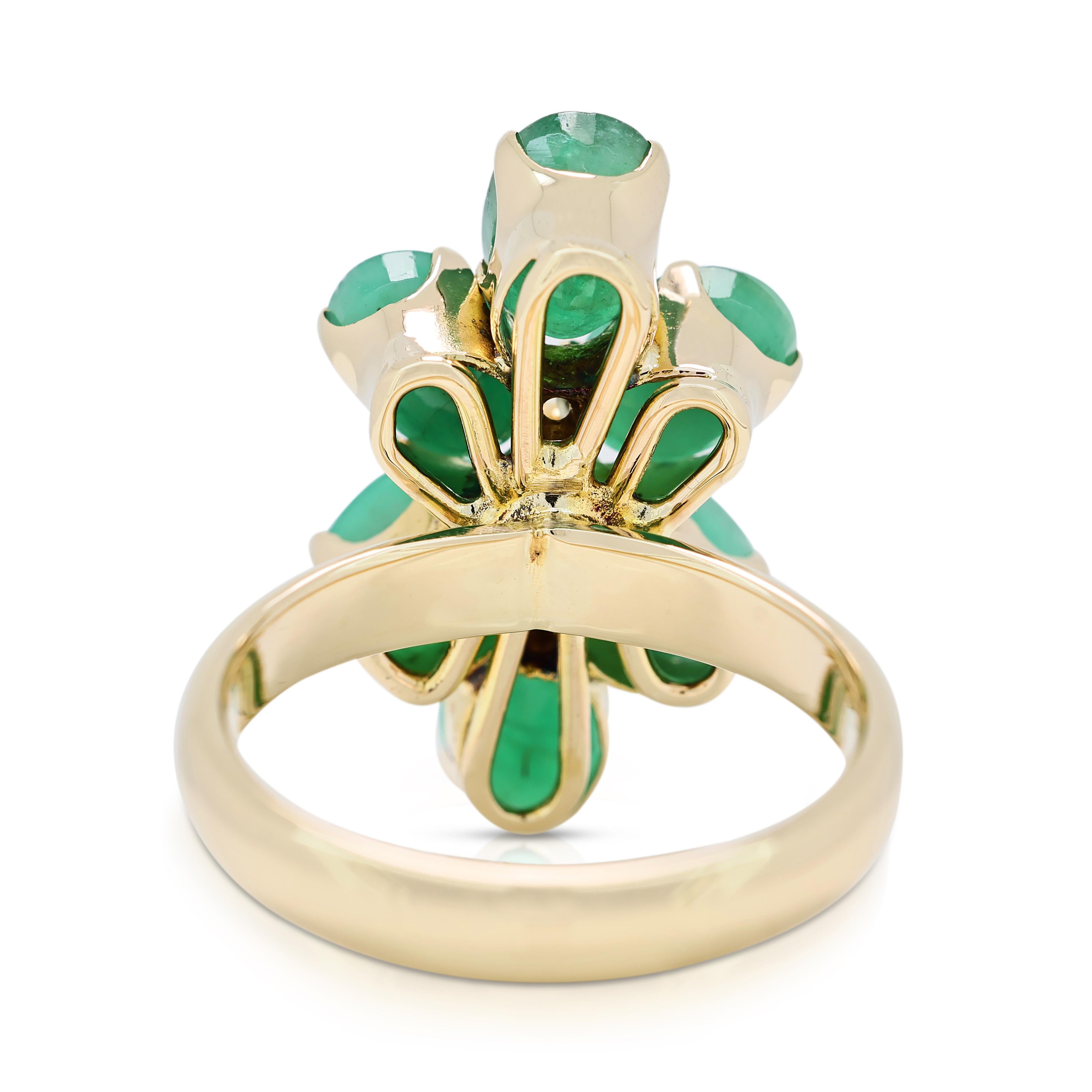 Stunning 4.8ct Emerald Ring in 14K Yellow Gold For Sale 2
