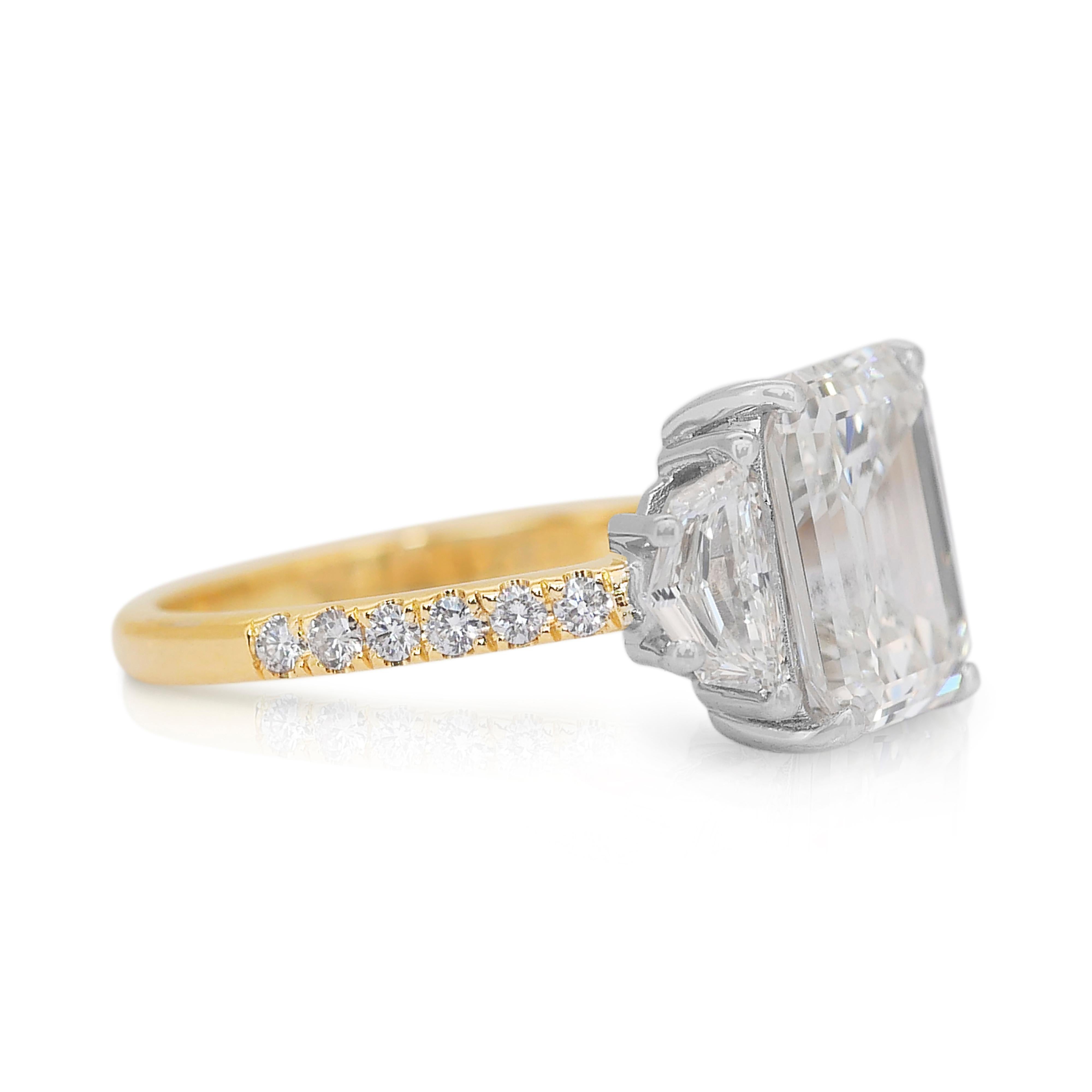 Stunning 4.90ct Diamonds 3-Stone Ring in 18k White and Yellow Gold - IGI Certified

This exquisite 18K white and yellow gold ring features a breathtaking 3.93-carat emerald-cut diamond as its centerpiece. Enhancing its allure are two unique