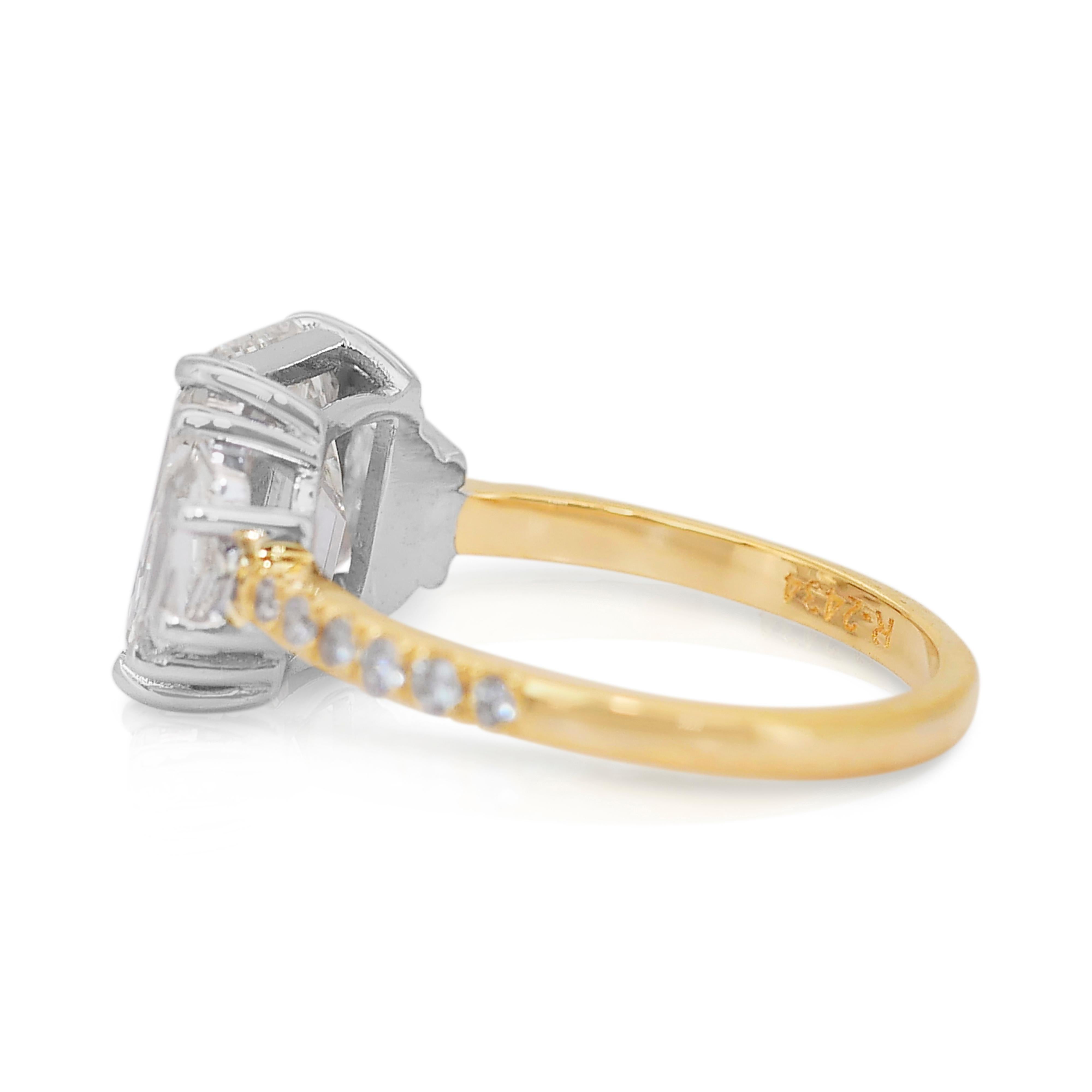 Stunning 4.90ct Diamonds 3-Stone Ring in 18k White and Yellow Gold In New Condition In רמת גן, IL