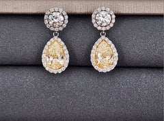 Orecchini pendenti con diamanti e giallo naturale da 4,93 carati