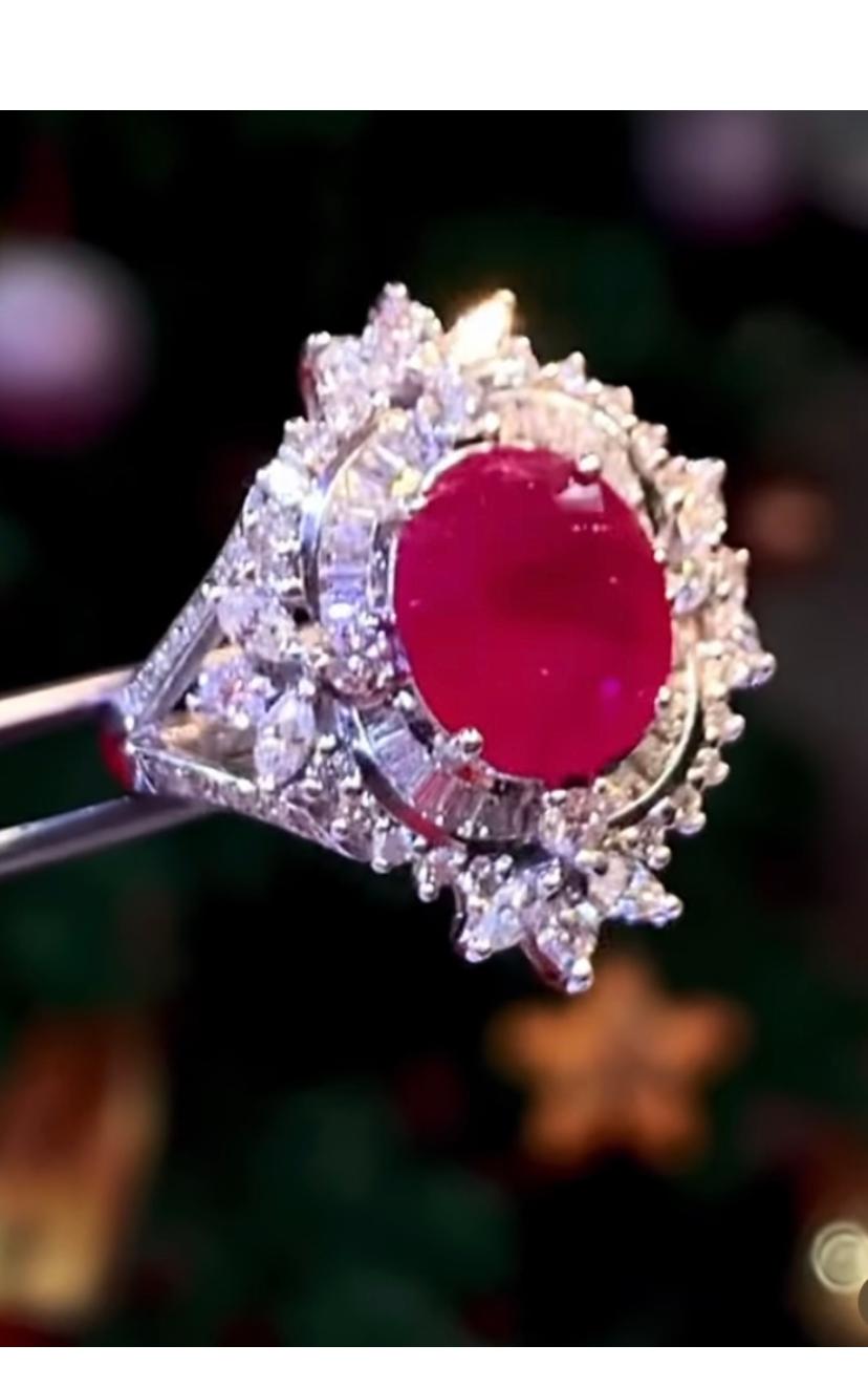Taille ovale Rubis de Birmanie certifié AIG de 3.40 carats  Bague en or 18k avec 1,50 ct de diamants en vente