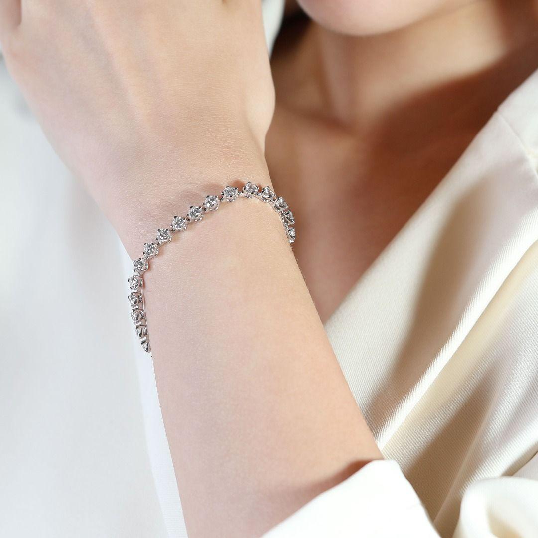 Ce superbe bracelet présente un éventail époustouflant de trente et un diamants naturels ronds et brillants, soigneusement sélectionnés pour leur qualité et leur éclat exceptionnels. D'un poids total de 5,15 carats, ces diamants présentent une