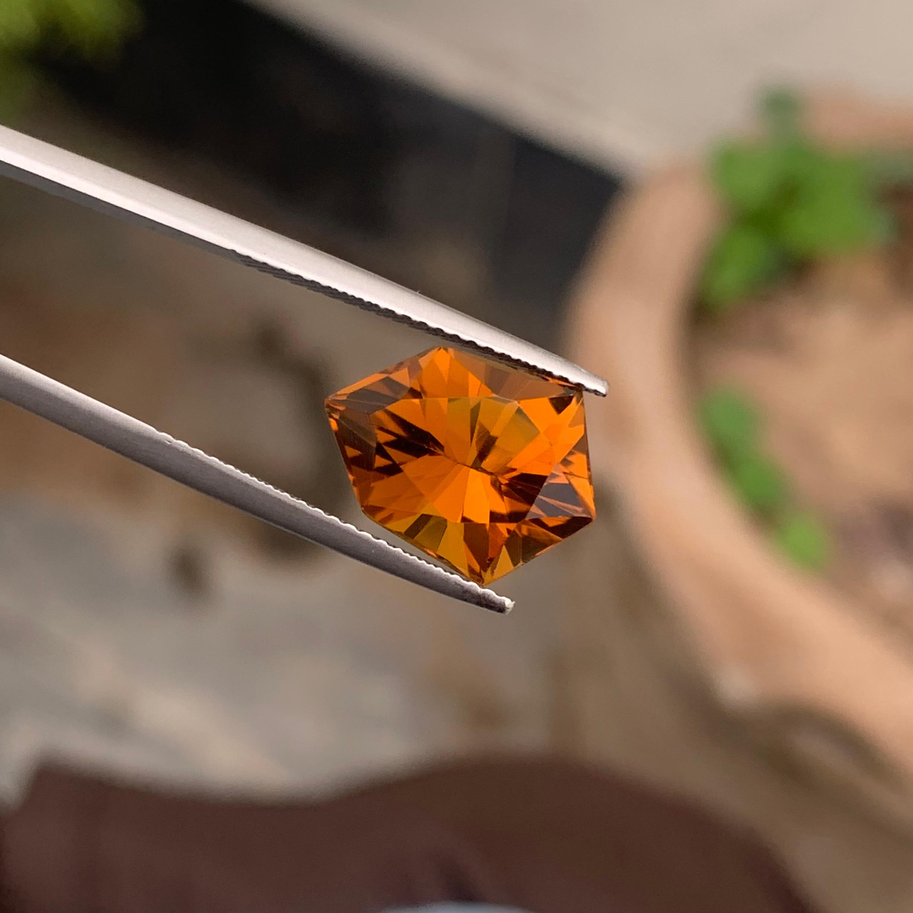 Taille écusson Superbe pierre précieuse en forme de bouclier en citrine de 5,60 carats du Brésil en vente