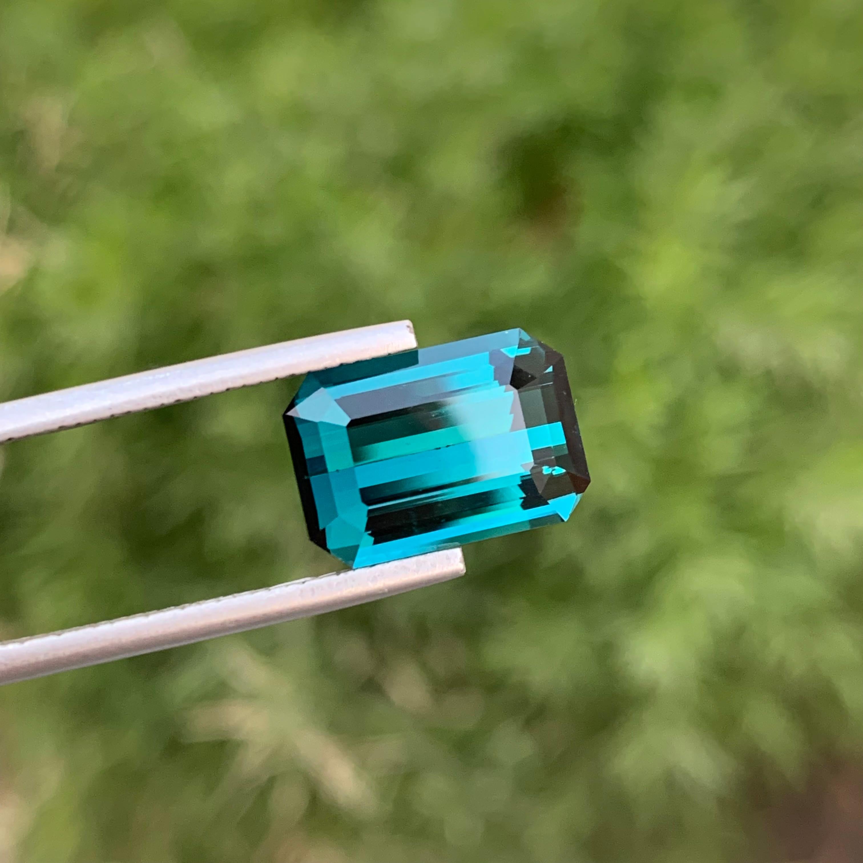 Tourmaline Indicolite en vrac 
Poids : 5,60 carats 
Dimension : 12.8x8.9x5.8 Mm
Origine : Kunar Afg
Forme : Émeraude 
Couleur : Bleu
Traitement : Non
Certificat : Sur demande du client 
La tourmaline indicolite, membre captivant de la famille des