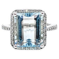 Superbe bague cocktail en or blanc 14 carats avec aigue-marine de 5,65 carats et halo de diamants