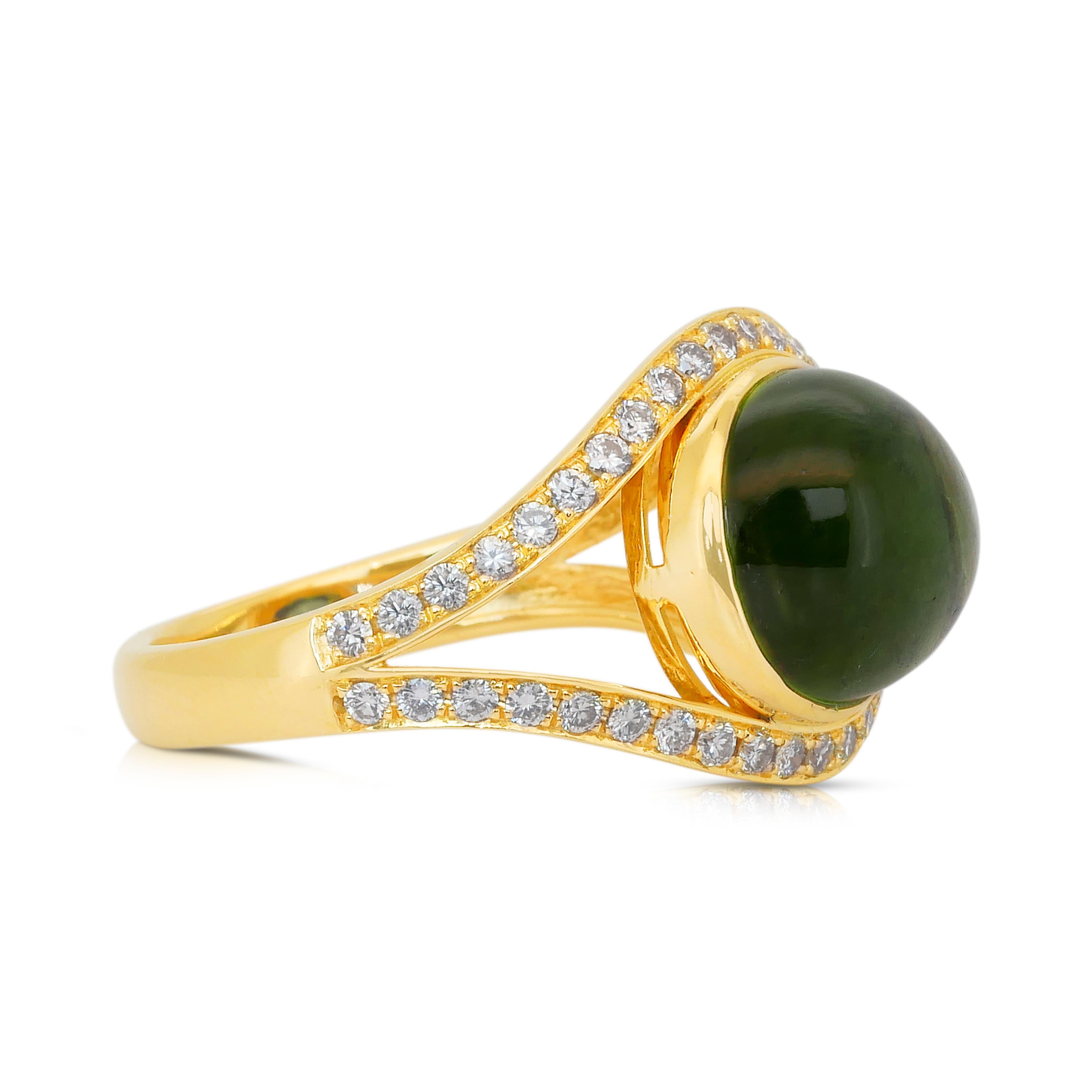 Magnifique bague cocktail en or jaune 18k avec tourmaline et diamants de 5,70ct - certifiée IGI

Découvrez le charme captivant de cette superbe bague en or jaune 18 carats, ornée d'une tourmaline bleu-vert lumineuse de 4,65 carats de taille ovale,