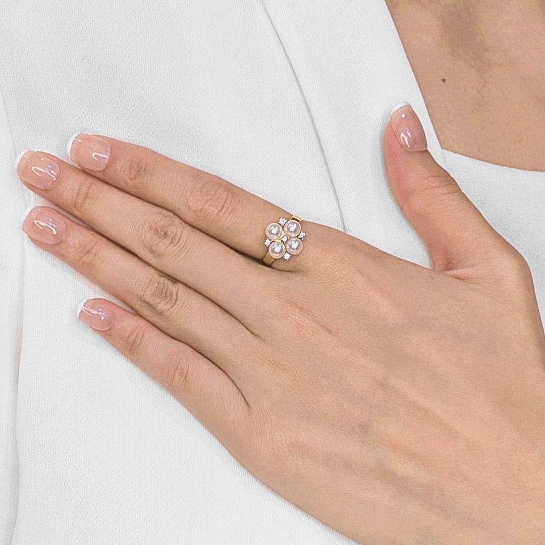 Dieser leuchtende Ring erstrahlt in Eleganz mit vier perfekt runden Akoya-Perlen (je 5 mm) in zarten rosa-weißen Farbtönen, die von fünf funkelnden natürlichen Diamanten von insgesamt 0,10 ct in der Farbe F-G und der Reinheit VS wunderschön
