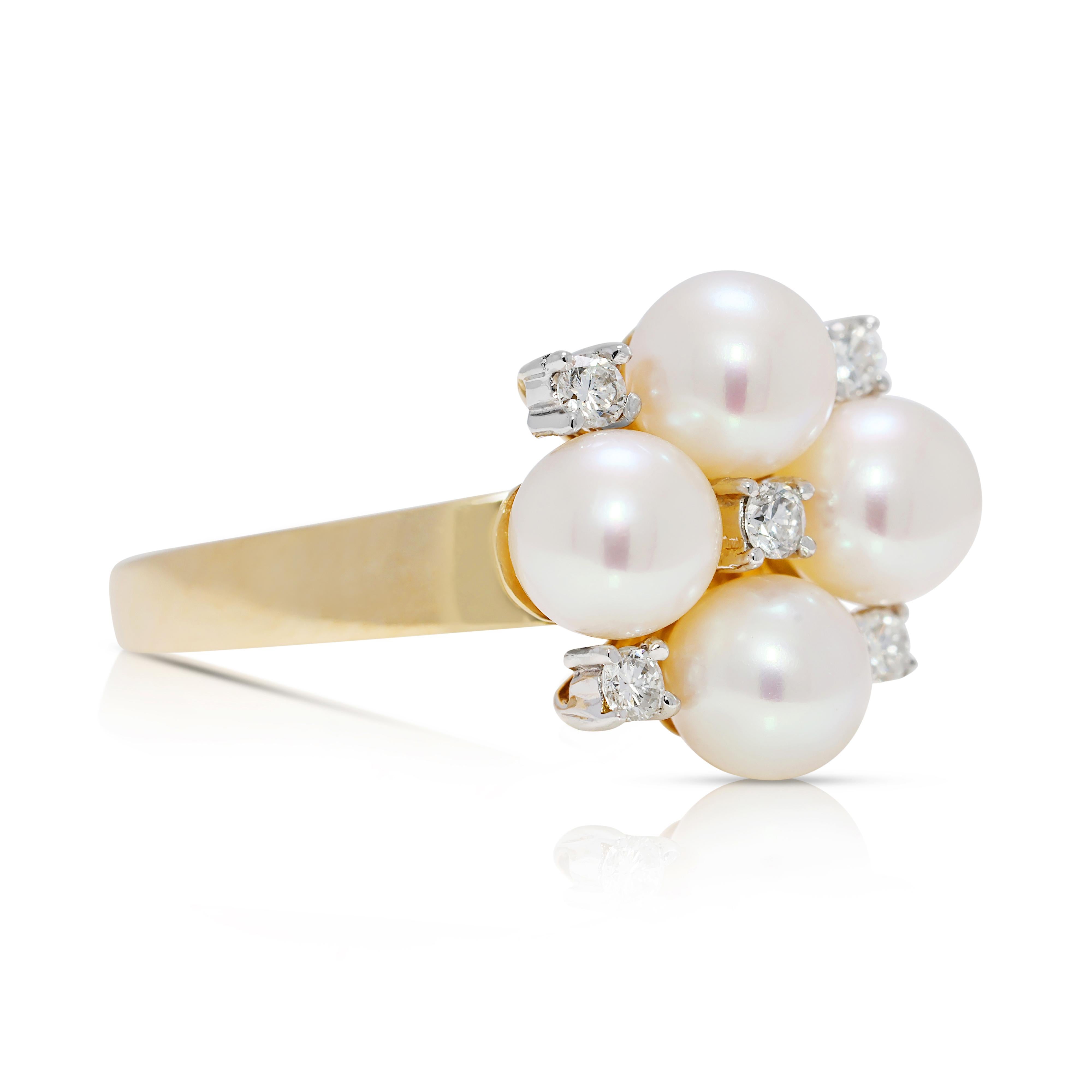 Atemberaubender 5mm Akoya Perlen & 0,1ct natürlicher Diamant Cluster Ring in 18K Gelbgold (Rundschliff) im Angebot