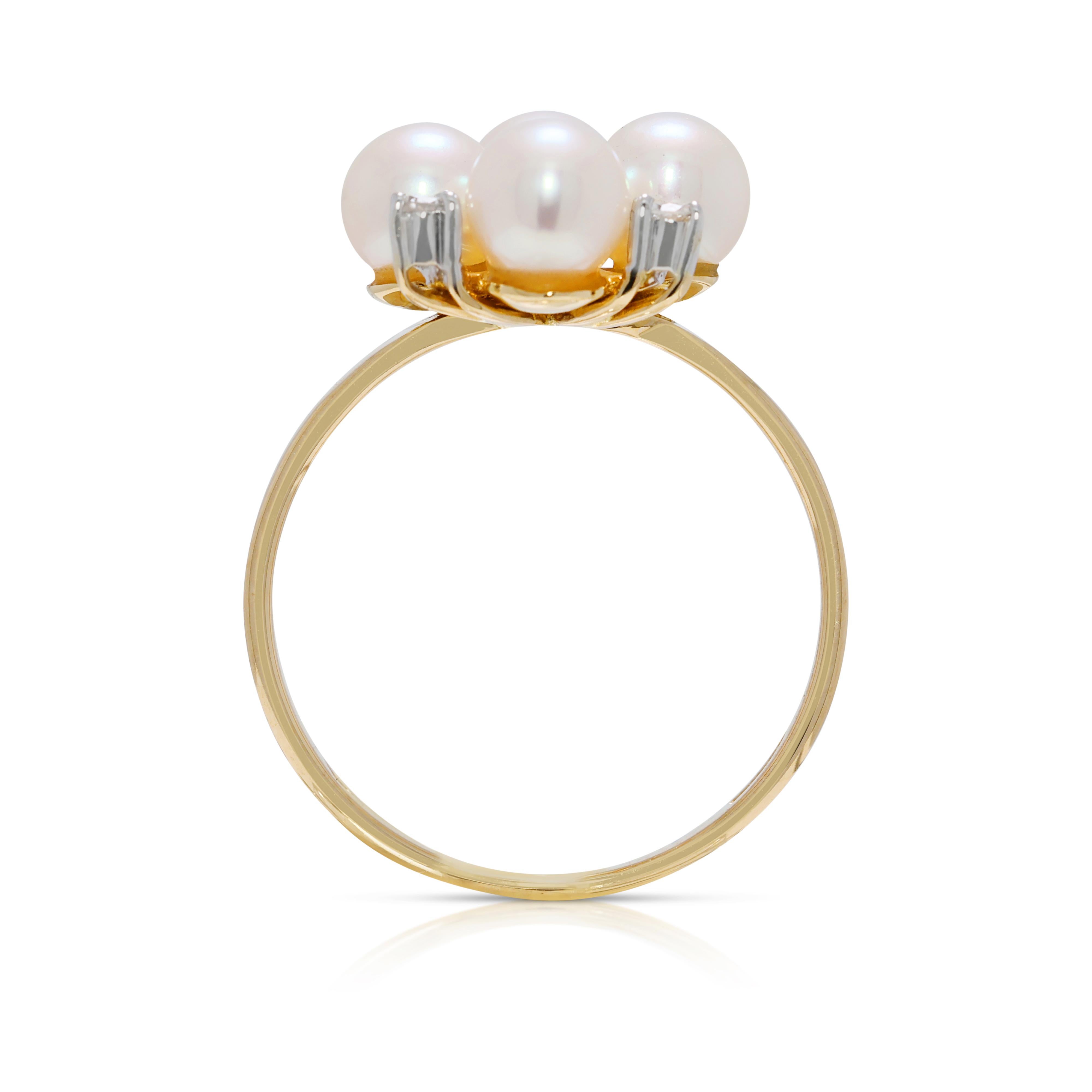 Atemberaubender 5mm Akoya Perlen & 0,1ct natürlicher Diamant Cluster Ring in 18K Gelbgold im Angebot 2